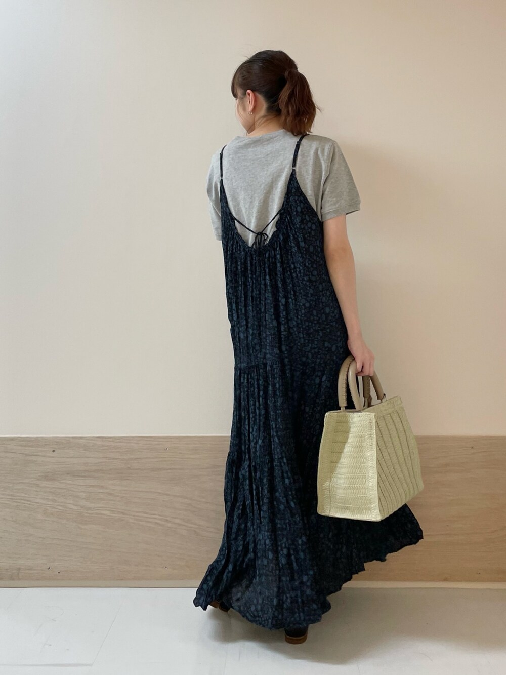 「URBAN RESEARCH DOORS、URBAN RESEARCH DOORS WOMENS、アーバンリサーチドアーズ、fork&spoon、キャミワンピ、花柄、花柄ワンピース、レイヤードスタイル、春夏コーデ、お出かけコーデ、休日スタイル、きれいめカジュアル、大人カジュアル、低身長コーデ、骨格ストレート」｜「FORK&SPOONのFORK&SPOON　ヘビーウェイト天竺ショートスリーブTシャツ（Tシャツ/カットソー、グレー系）」を使った、ホンダ マユさん（レディース・152cm）の春コーディネートの10枚目の写真