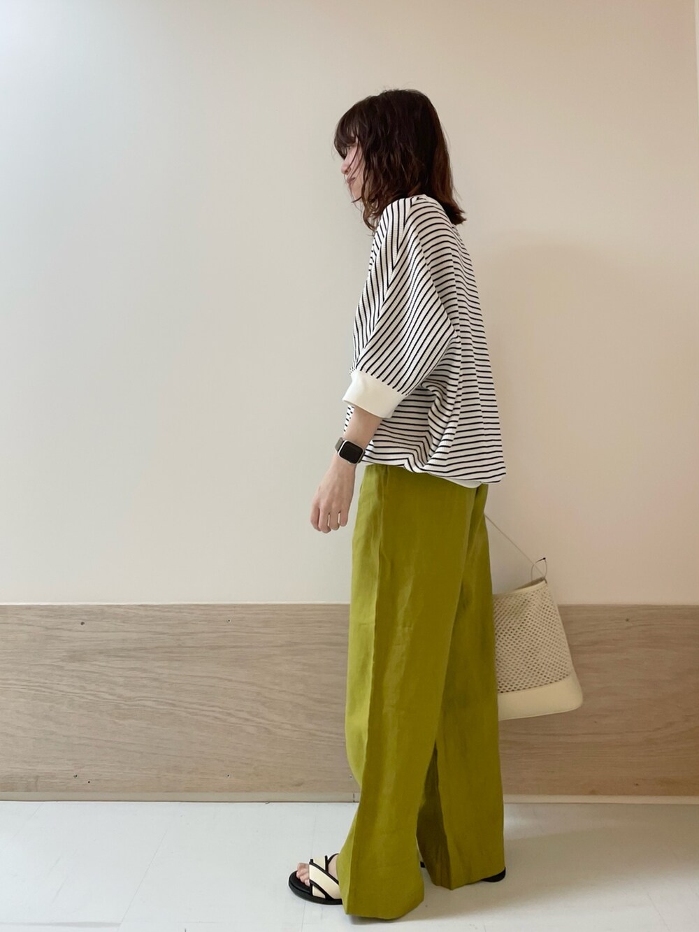 「URBAN RESEARCH DOORS、URBAN RESEARCH DOORS WOMENS、アーバンリサーチドアーズ、ボーダー、カラーパンツ、リネン、リネンパンツ、リラックススタイル、お出かけコーデ、休日スタイル、春夏コーデ、きれいめカジュアル、ナチュラル、低身長、骨格ストレート」|「URBAN RESEARCH DOORSのリネンイージーパンツ(その他パンツ、グリーン系)」を使った、ホンダ マユさん(レディース・152cm)の春コーディネートの5枚目の写真