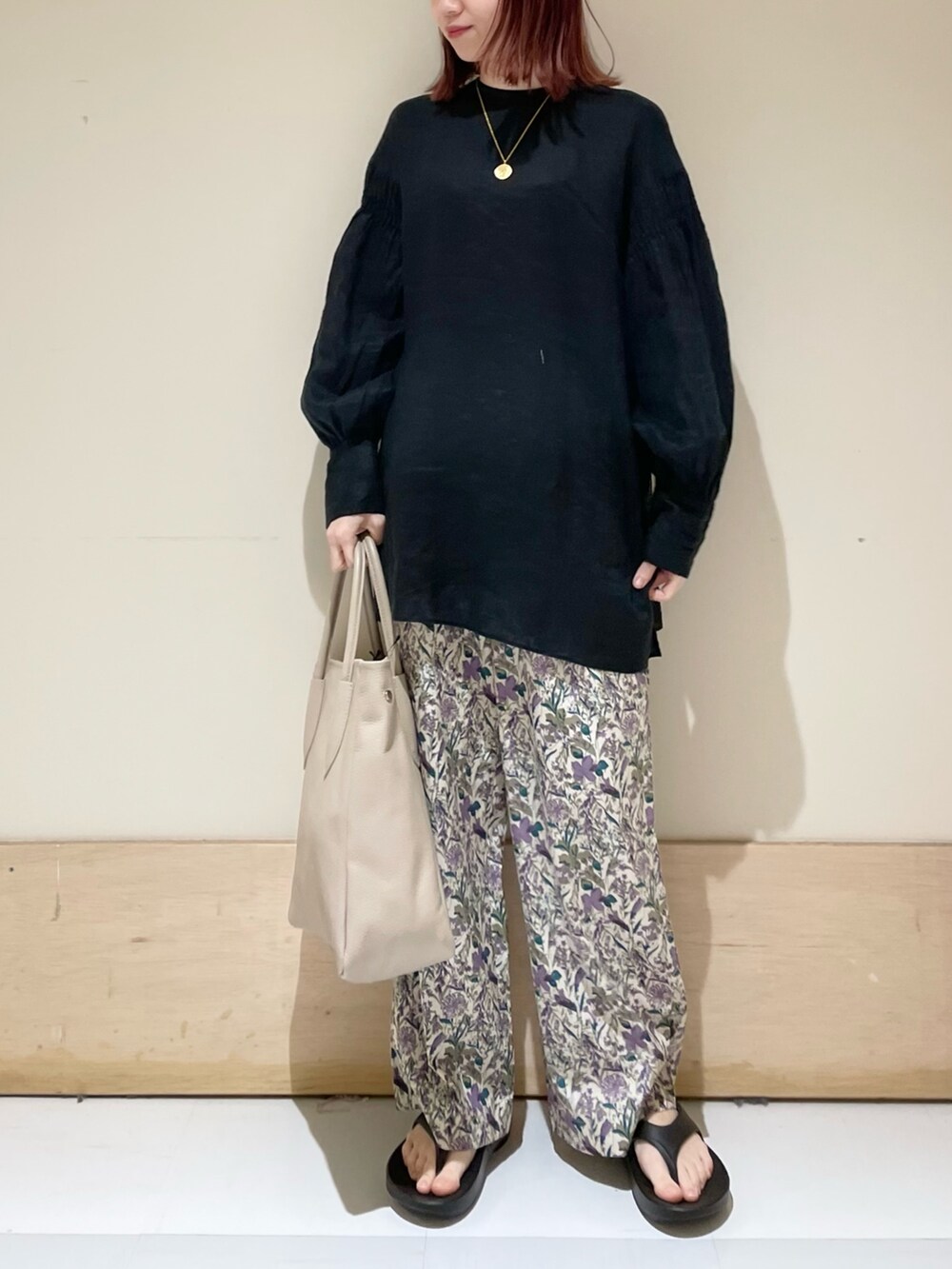 ブラック系のシャツ/ブラウス、パープル系のその他パンツ、ブラック系のサンダルを着用したレディースの春コーディネートの2枚目の写真