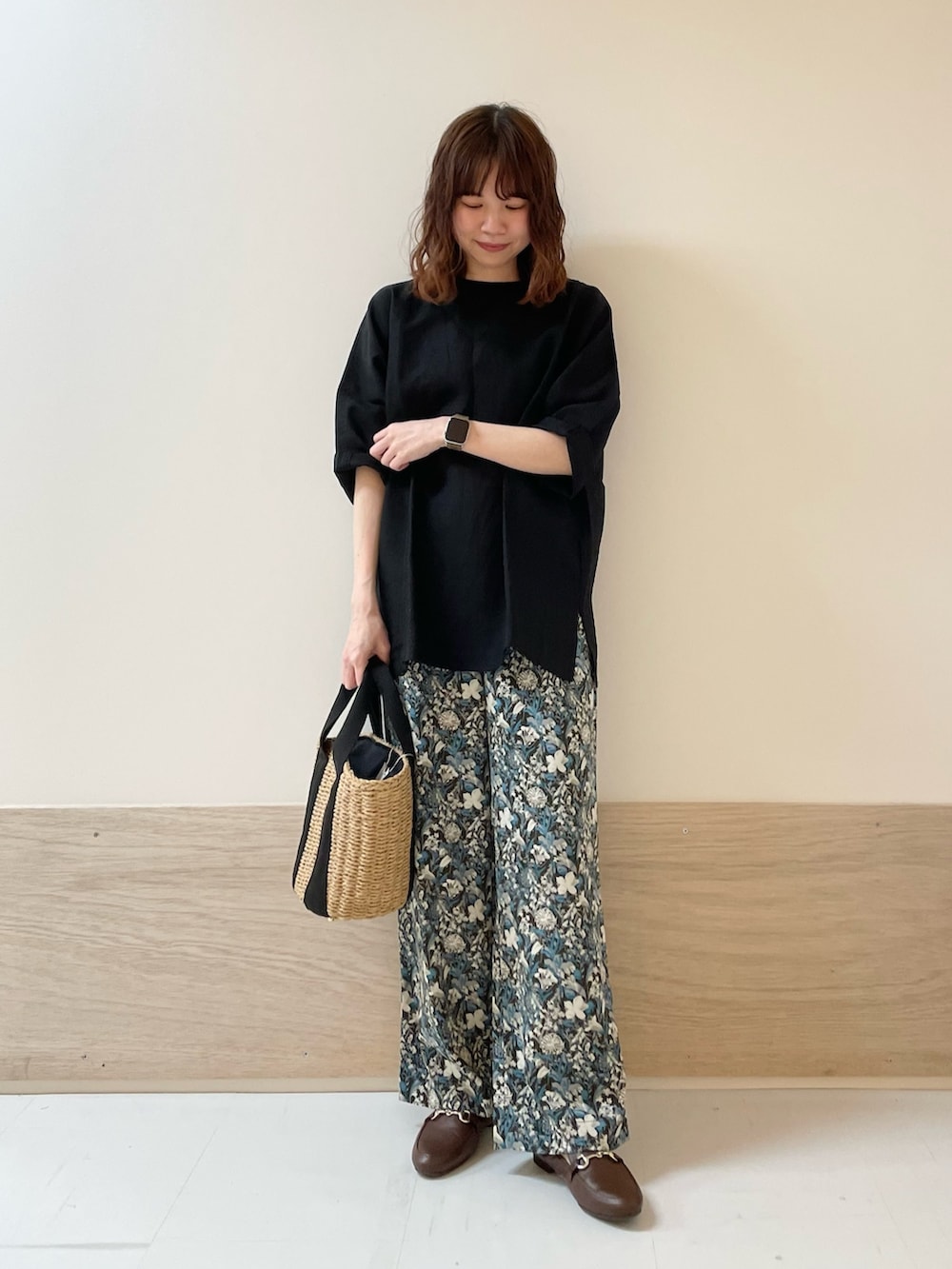 「URBAN RESEARCH DOORS、URBAN RESEARCH DOORS WOMENS、アーバンリサーチドアーズ、リネン、リネンブラウス、花柄、花柄パンツ、イージーパンツ、きれいめカジュアル、シンプルコーデ、春夏コーデ、お出かけコーデ、休日スタイル、骨格ストレート、低身長コーデ」｜「FORK&SPOONのFORK&SPOON　リネン混ショートスリーブプルオーバー（Tシャツ/カットソー、ブラック系）」を使った、ホンダ マユさん（レディース・152cm）の春コーディネートの2枚目の写真