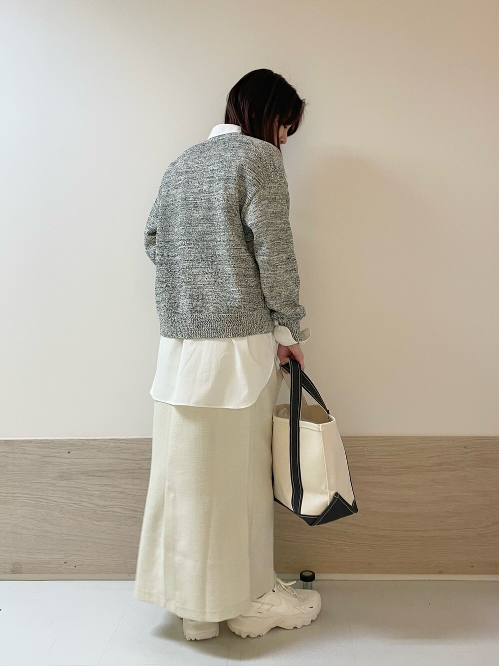 ホワイト系のスカート、ブルー系のカーディガン/ボレロ、ホワイト系のシャツ/ブラウスを着用したレディースの春コーディネートの7枚目の写真