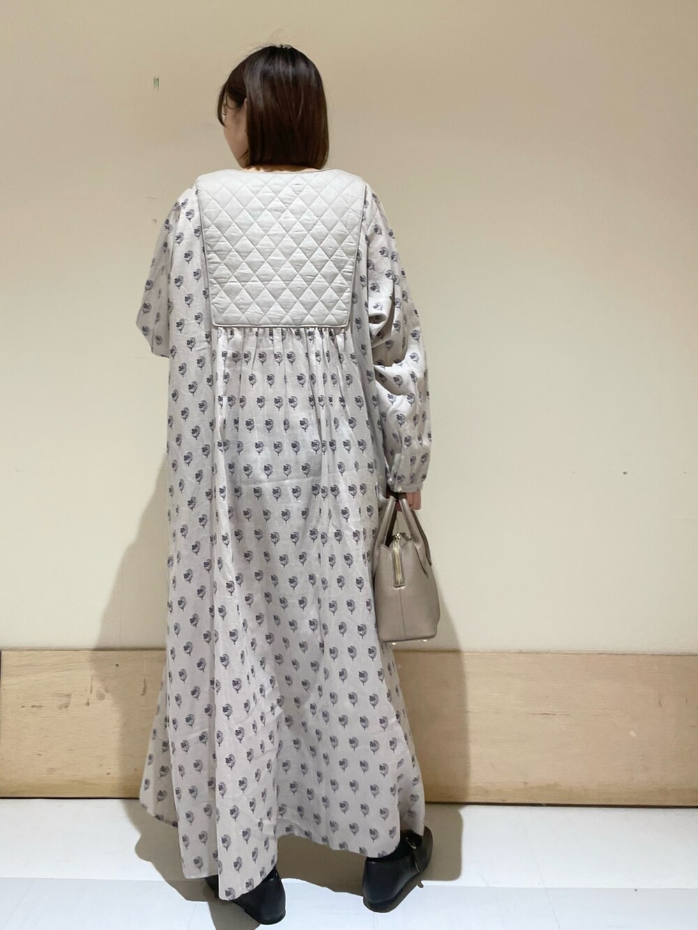 ブラック系のその他シューズ、ベージュ系のワンピース、グレー系のショルダーバッグを着用したレディースの秋コーディネートの7枚目の写真