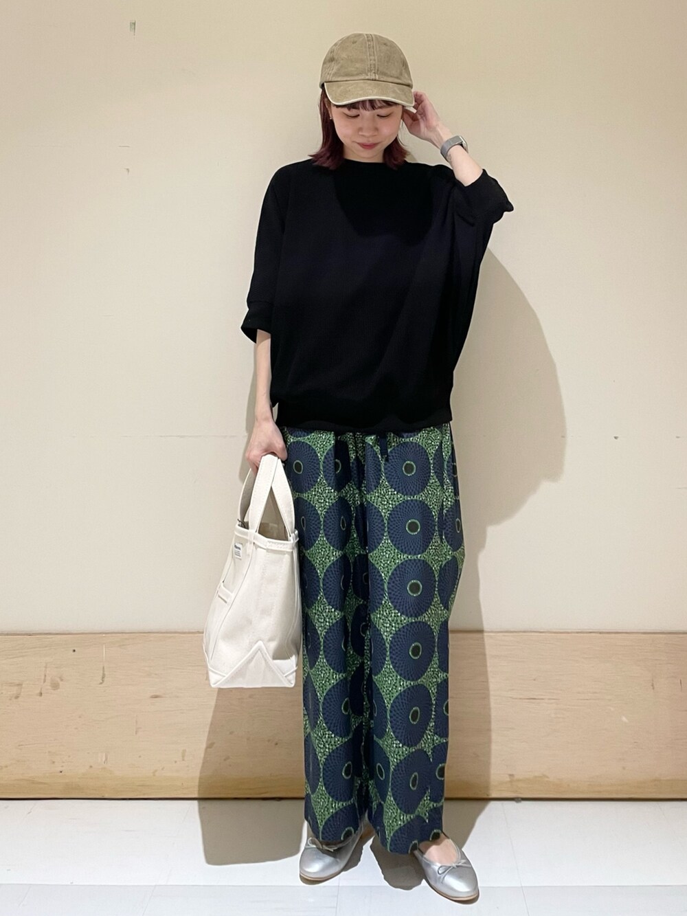 「URBAN RESEARCH DOORS、URBAN RESEARCH DOORS WOMENS、アーバンリサーチドアーズ、leglazik、柄パンツ、バレエシューズ、orcival、春コーデ、大人カジュアル、カジュアルコーデ、春服コーデ、低身長、低身長コーデ、おでかけコーデ、休日スタイル」|「URBAN RESEARCH DOORSの『WEB/一部店舗限定カラー』タックフライスワイドTシャツ(Tシャツ/カットソー、ブラック系)」を使った、ホンダ マユさん(レディース・152cm)の春コーディネートの3枚目の写真
