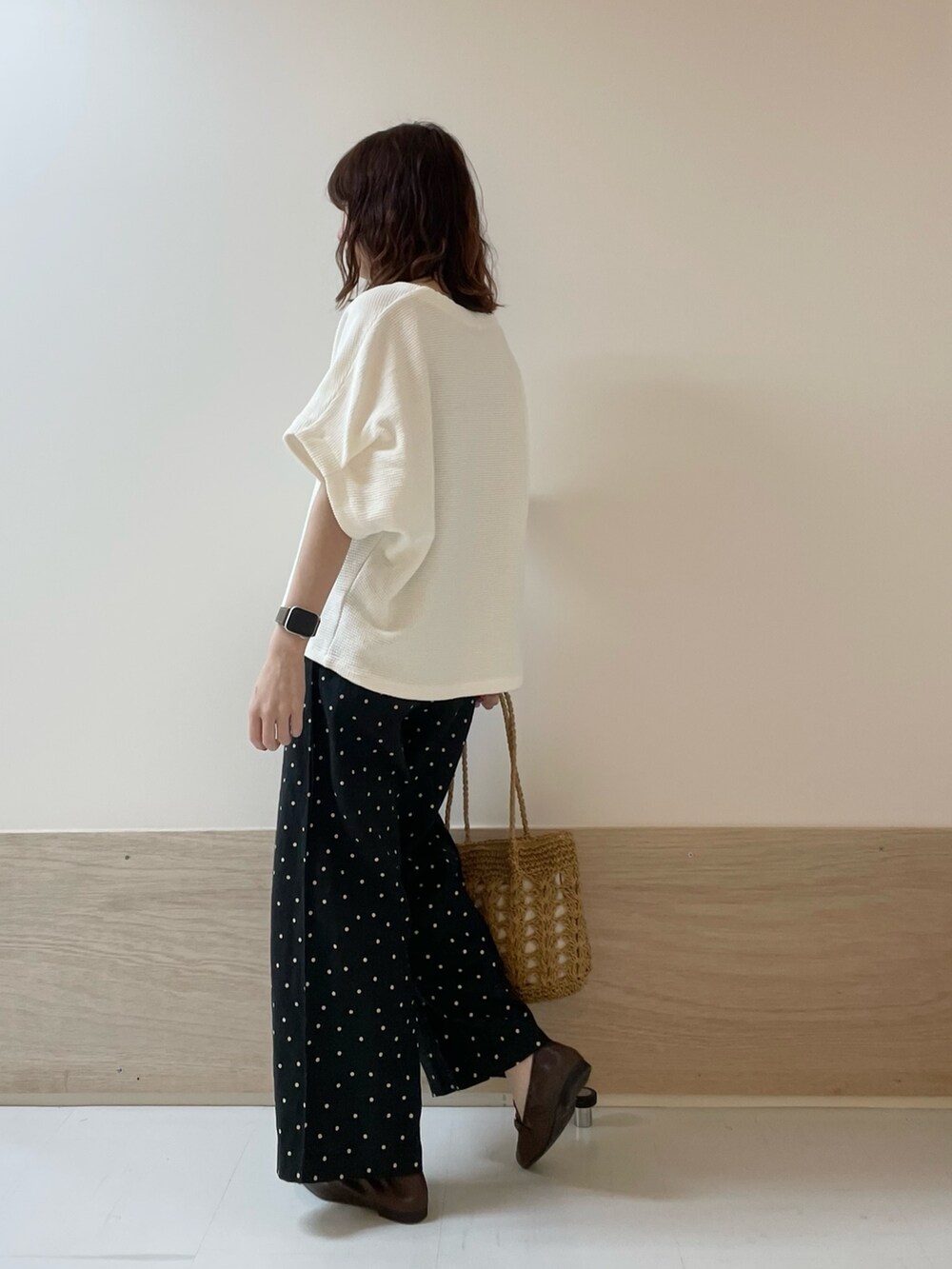 「URBAN RESEARCH DOORS、URBAN RESEARCH DOORS WOMENS、アーバンリサーチドアーズ、ドット、ドットパンツ、リラックススタイル、お出かけコーデ、休日スタイル、きれいめカジュアル、大人カジュアル、春夏コーデ、シンプルコーデ、リネンパンツ、低身長コーデ、骨格ストレート」|「URBAN RESEARCH DOORSのリネンドットイージーパンツ(その他パンツ、ブラック系)」を使った、ホンダ マユさん(レディース・152cm)の春コーディネートの6枚目の写真