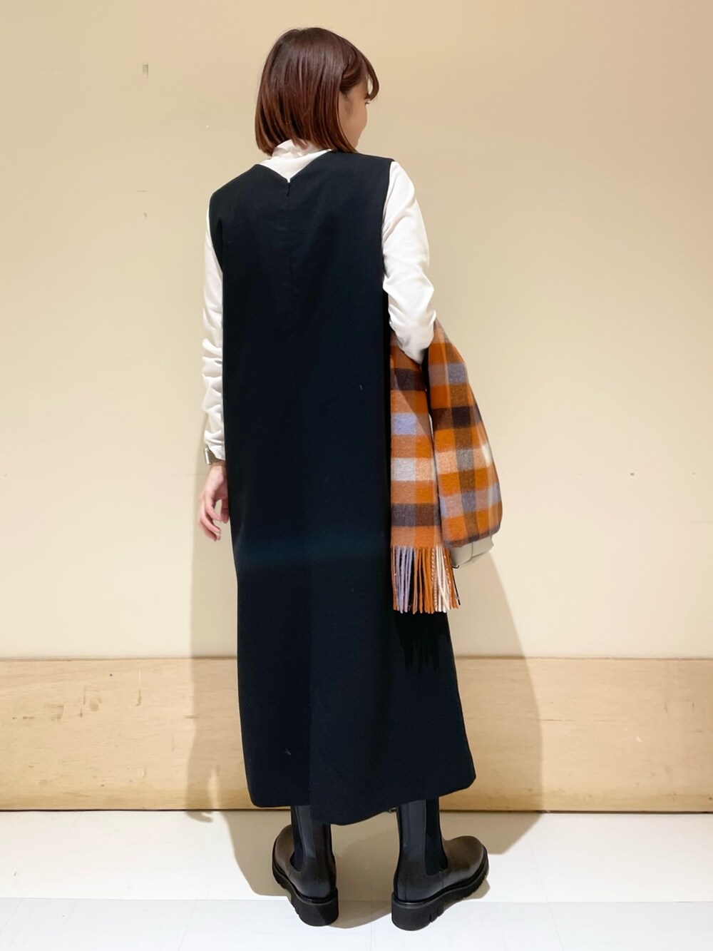 ブラック系のワンピース、ホワイト系のTシャツ/カットソー、ホワイト系のトートバッグを着用したレディースの秋コーディネートの7枚目の写真