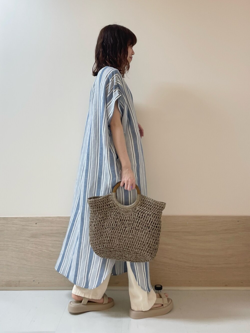 その他のワンピース、ベージュ系のデニムパンツを着用したレディースの春コーディネートの7枚目の写真