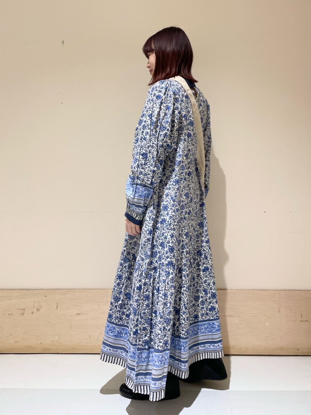 グレー系のショルダーバッグ、ブルー系のワンピース、グレー系のその他パンツを着用したレディースの冬コーディネートの6枚目の写真