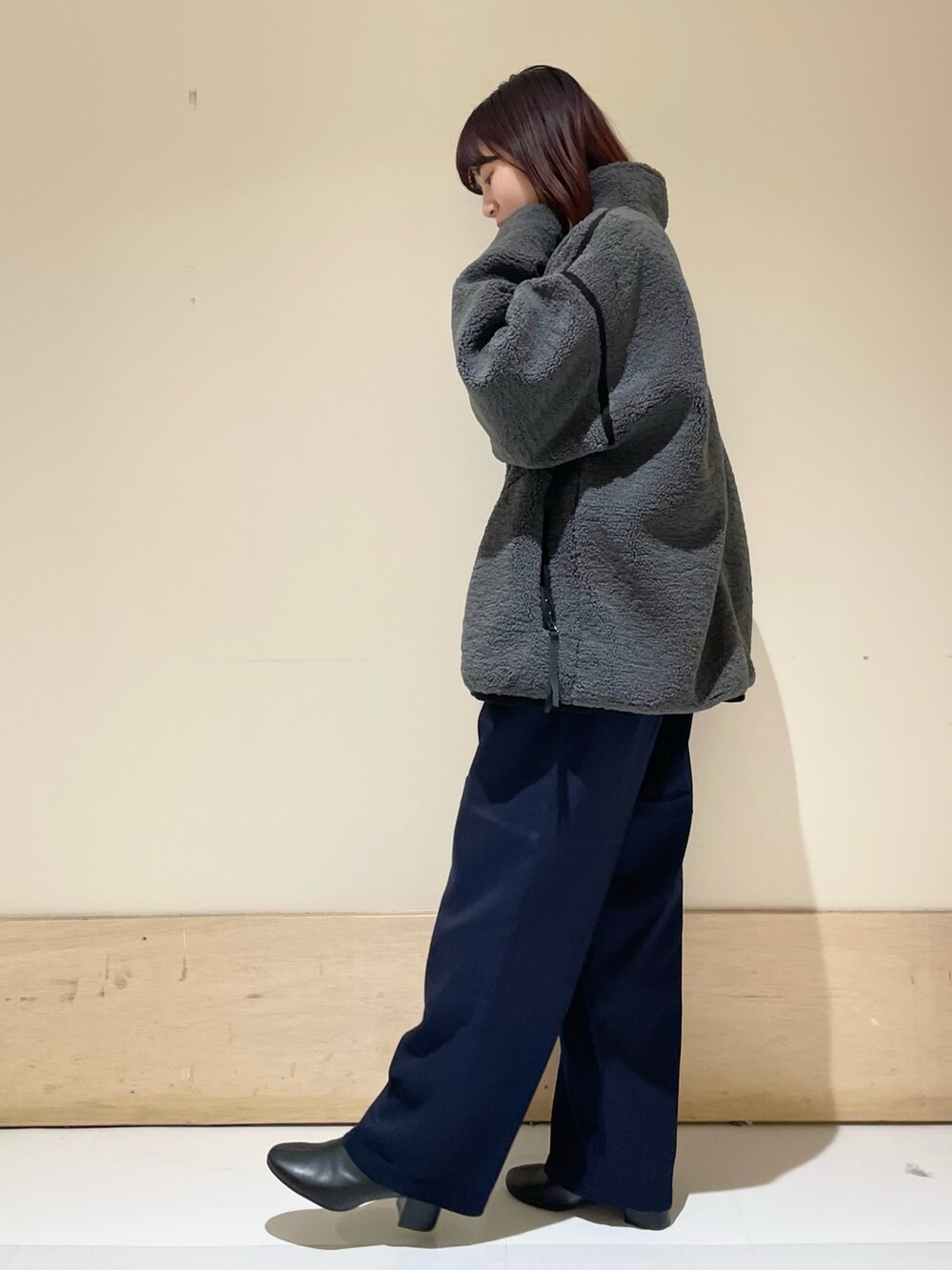 グリーン系のニット/セーター、グレー系のブルゾン、ブルー系のその他パンツを着用したレディースの冬コーディネートの4枚目の写真