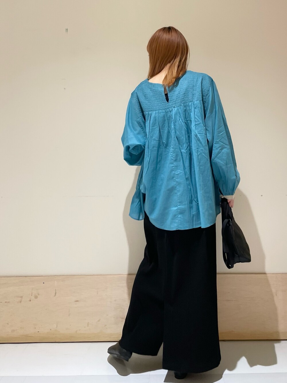 ブルー系のシャツ/ブラウス、ブラック系のスカート、ブラック系のショルダーバッグを着用したレディースの春コーディネートの5枚目の写真