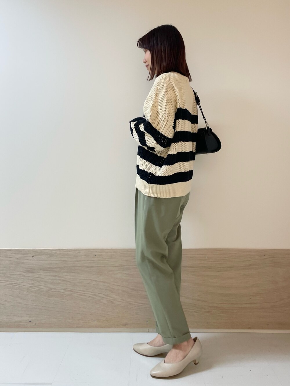 「URBAN RESEARCH DOORS、URBAN RESEARCH DOORS WOMENS、アーバンリサーチドアーズ、ボーダー、ボーダーニット、テーパードパンツ、カラーパンツ、春カラー、春先取り、春先取りコーデ、シンプルコーデ、きれいめカジュアル、淡色コーデ、低身長、骨格ストレート」|「URBAN RESEARCH DOORSの2ストラップショルダーバッグ(ショルダーバッグ、ブラック系)」を使った、ホンダ マユさん(レディース・152cm)の冬コーディネートの4枚目の写真