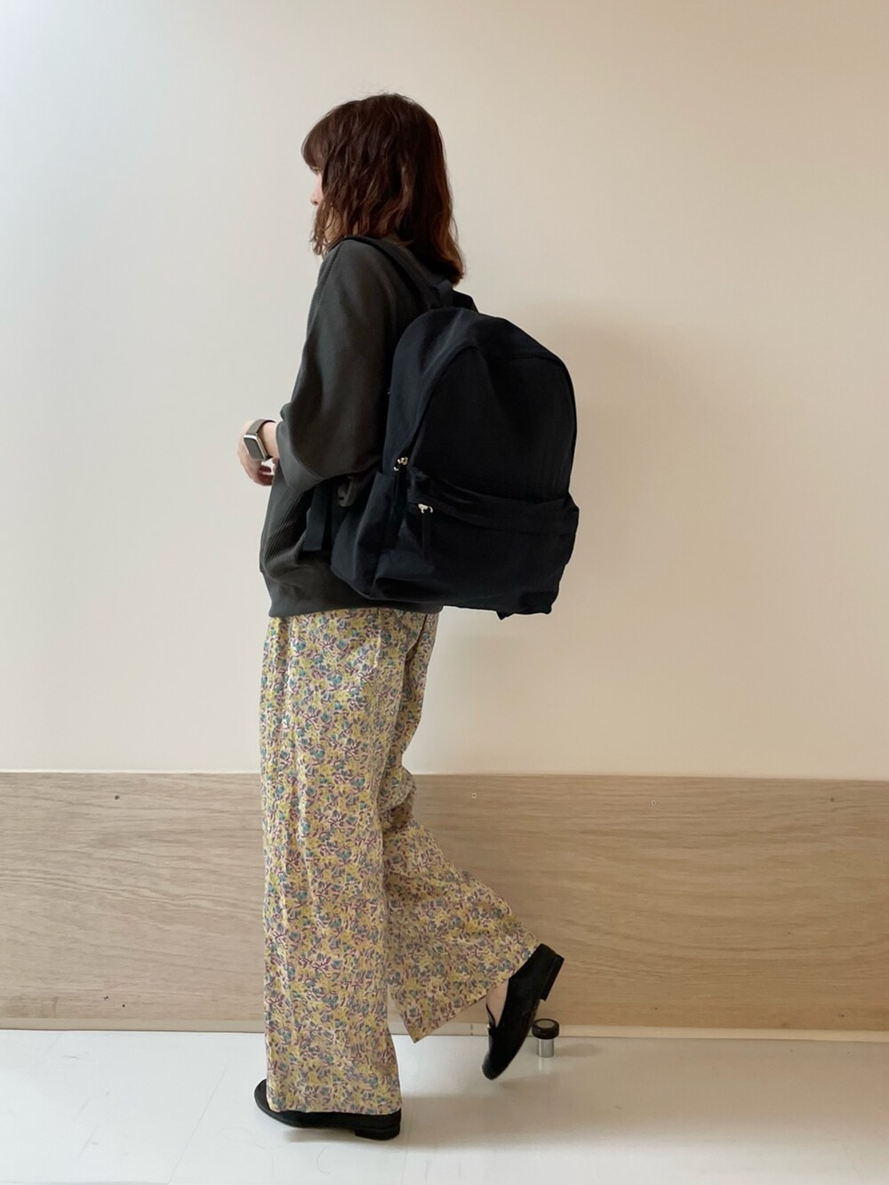「URBAN RESEARCH DOORS、URBAN RESEARCH DOORS WOMENS、アーバンリサーチドアーズ、かぐれ、リバティ、イージーパンツ、春夏コーデ、きれいめカジュアル、お出かけコーデ、休日スタイル、低身長、低身長コーデ、骨格ストレート、シンプルコーデ、楽チンコーデ」｜「URBAN RESEARCH DOORSのウォッシャブルマルチ収納リュック（バックパック/リュック、ブラック系）」を使った、ホンダ マユさん（レディース・152cm）の春コーディネートの6枚目の写真