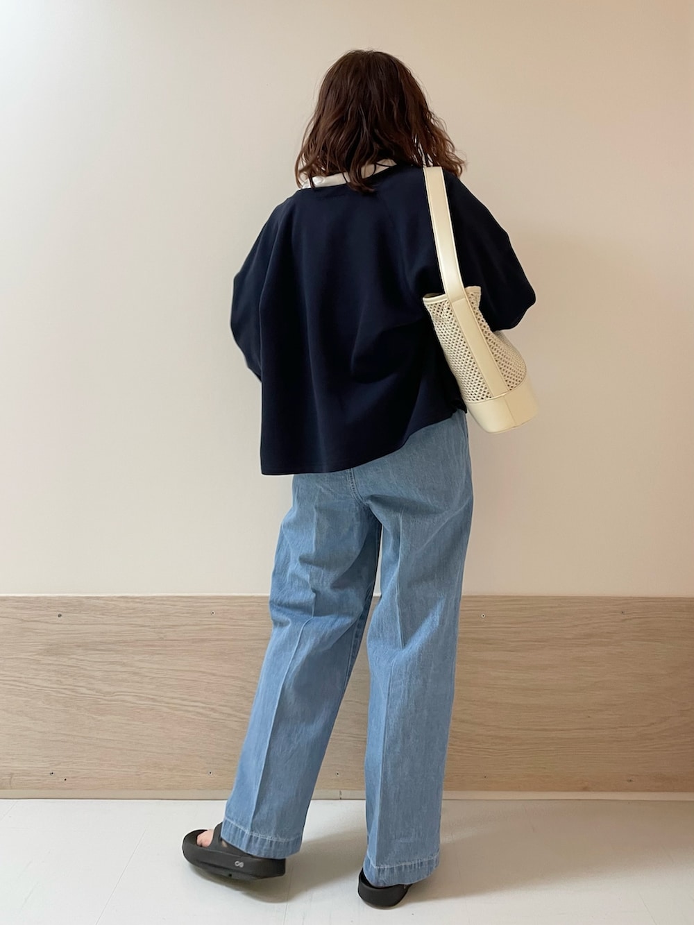 「URBAN RESEARCH DOORS、URBAN RESEARCH DOORS WOMENS、アーバンリサーチドアーズ、カーディガン、Tシャツ、デニム、イージーパンツ、カジュアルコーデ、大人カジュアル、春夏コーデ、お出かけコーデ、休日スタイル、シンプルコーデ、低身長、骨格ストレート」｜「FORK&SPOONのFORK&SPOON　綿麻デニムパンツ（デニムパンツ、ブルー系）」を使った、ホンダ マユさん（レディース・152cm）の春コーディネートの7枚目の写真