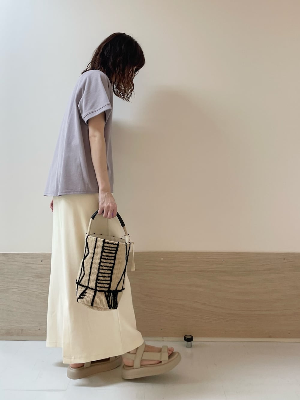 「URBAN RESEARCH DOORS、URBAN RESEARCH DOORS WOMENS、アーバンリサーチドアーズ、淡色コーデ、リブスカート、パープル、きれいめカジュアル、シンプルコーデ、お出かけコーデ、休日スタイル、春夏コーデ、大人カジュアル、リラックススタイル、低身長コーデ、骨格ストレート」｜「URBAN RESEARCH DOORSの『UR GREEN』リブカットストレートスカート（スカート、ホワイト系）」を使った、ホンダ マユさん（レディース・152cm）の春コーディネートの6枚目の写真