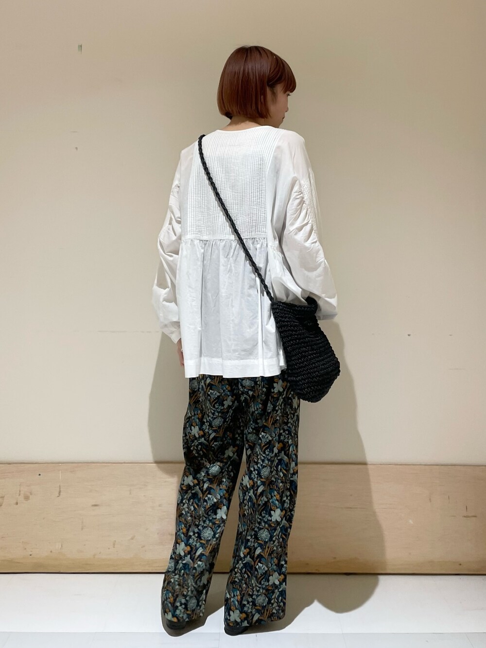 ホワイト系のTシャツ/カットソー、ブラック系のショルダーバッグ、ブルー系のその他パンツを着用したレディースの春コーディネートの8枚目の写真