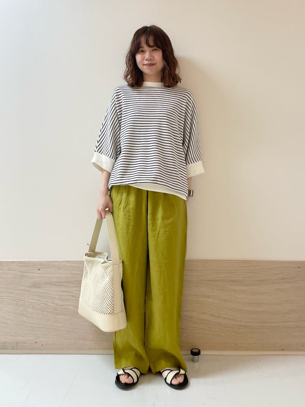 「URBAN RESEARCH DOORS、URBAN RESEARCH DOORS WOMENS、アーバンリサーチドアーズ、ボーダー、カラーパンツ、リネン、リネンパンツ、リラックススタイル、お出かけコーデ、休日スタイル、春夏コーデ、きれいめカジュアル、ナチュラル、低身長、骨格ストレート」|「URBAN RESEARCH DOORSのリネンイージーパンツ(その他パンツ、グリーン系)」を使った、ホンダ マユさん(レディース・152cm)の春コーディネートの2枚目の写真