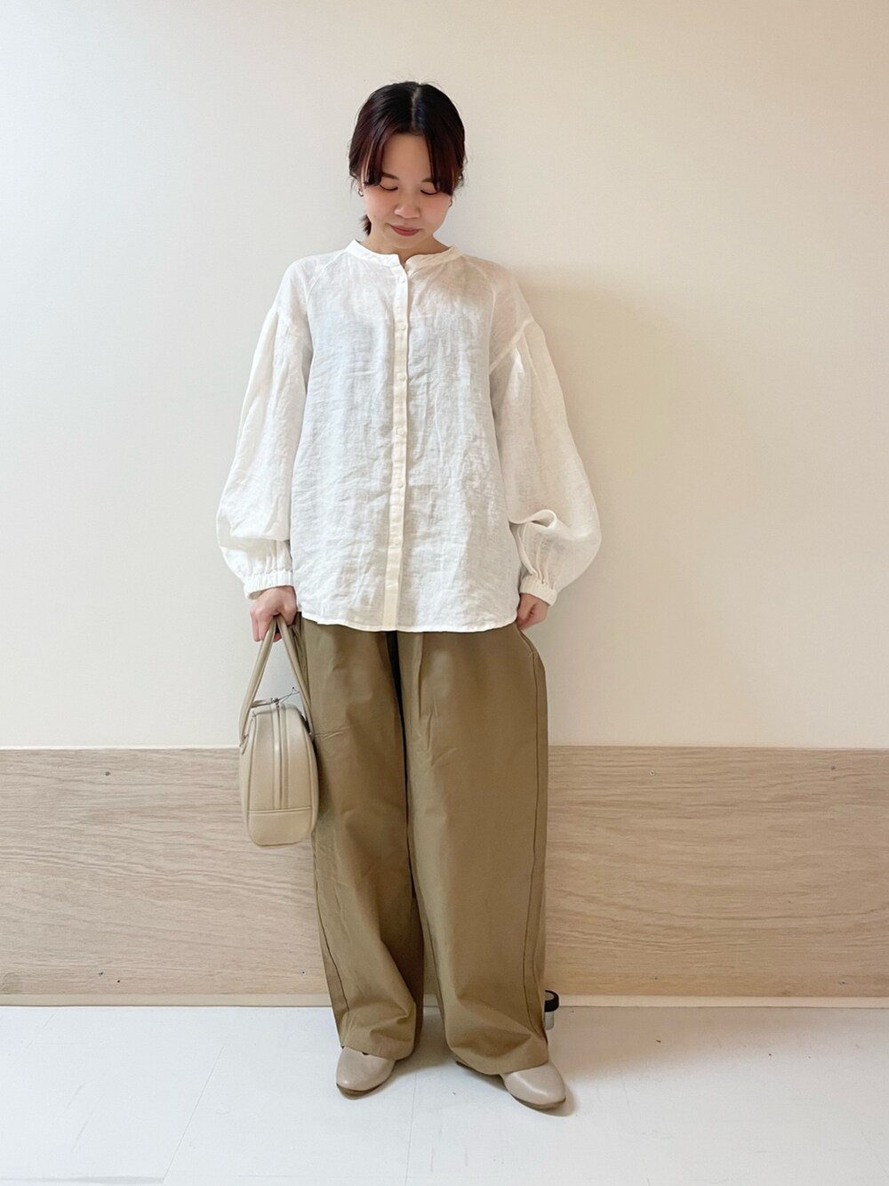 ホワイト系のシャツ/ブラウス、ベージュ系のボストンバッグ、ベージュ系のその他パンツを着用したレディースの春コーディネートの3枚目の写真