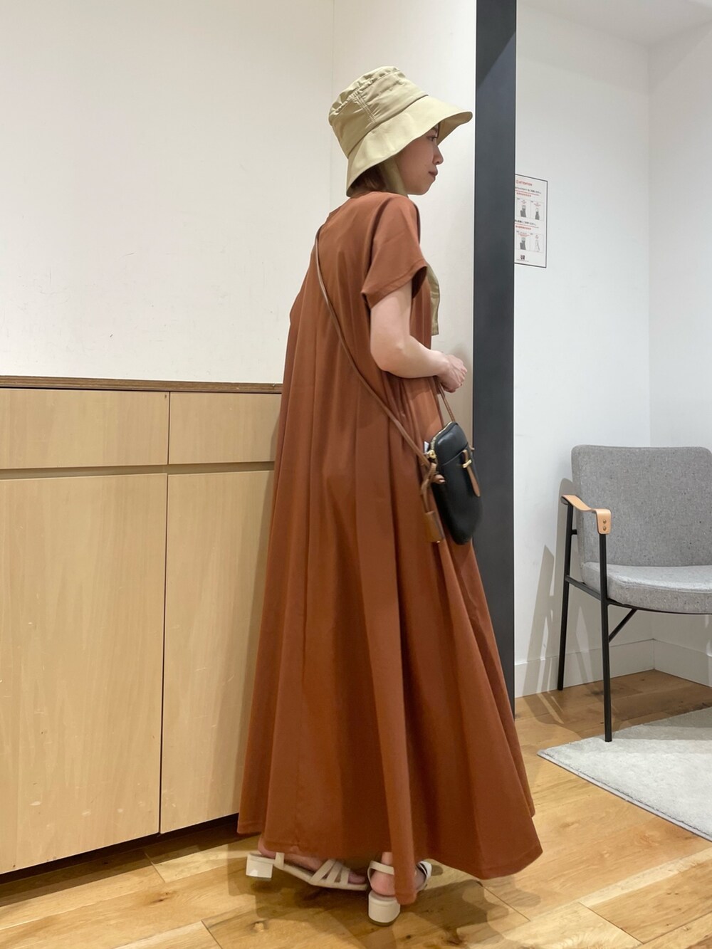 ホワイト系のサンダル、ブラウン系のワンピース、ブラック系のショルダーバッグを着用したレディースの夏コーディネートの8枚目の写真