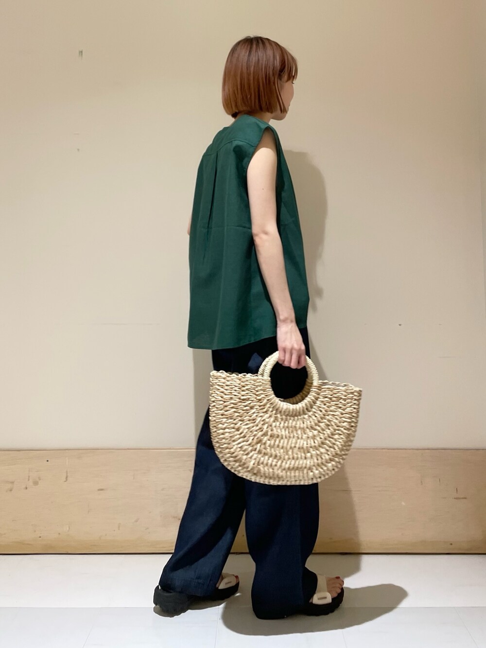 ブルー系のその他パンツ、ホワイト系のタンクトップ、グリーン系のシャツ/ブラウスを着用したレディースの夏コーディネートの4枚目の写真