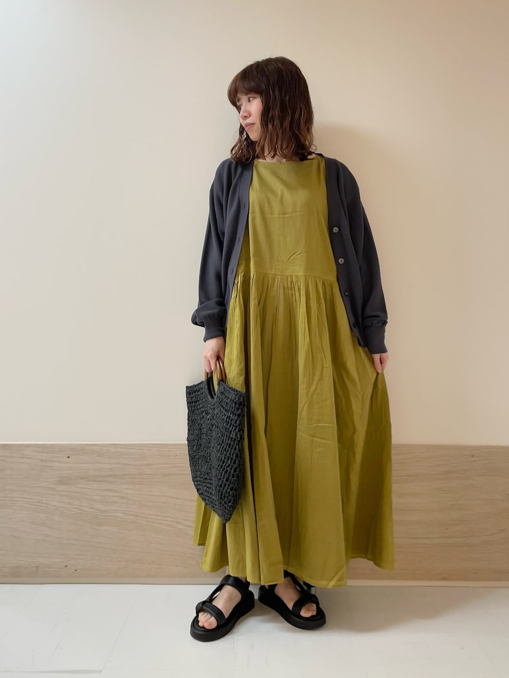 「URBAN RESEARCH DOORS、URBAN RESEARCH DOORS WOMENS、アーバンリサーチドアーズ、ワンピース、カーディガン、コットンニット、黄色、マスタード、きれいめカジュアル、シンプルコーデ、お出かけコーデ、休日スタイル、低身長コーデ、骨格ストレート」｜「URBAN RESEARCH DOORSのコットンボイルリバーシブルワンピース（ワンピース、イエロー系）」を使った、ホンダ マユさん（レディース・152cm）の夏コーディネートの3枚目の写真
