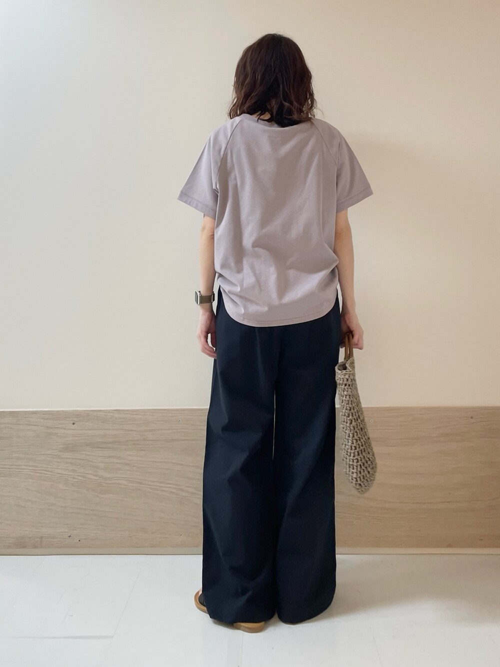 パープル系のTシャツ/カットソー、ブラック系のサンダル、ブルー系のその他パンツを着用したレディースの春コーディネートの7枚目の写真