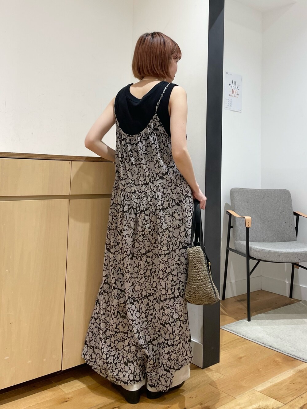 「URBAN RESEARCH DOORS、URBAN RESEARCH DOORS WOMENS、アーバンリサーチドアーズ、soil、キャミワンピ、柄ワンピース、レイヤードスタイル、休日スタイル、春夏コーデ、初夏コーデ、夏コーデ、シンプルコーデ、バレエシューズ、低身長、骨格ウェーブ」|「URBAN RESEARCH DOORSのリネンツイルイージーパンツ(その他パンツ、ベージュ系)」を使った、ホンダ マユさん(レディース・152cm)の春コーディネートの6枚目の写真
