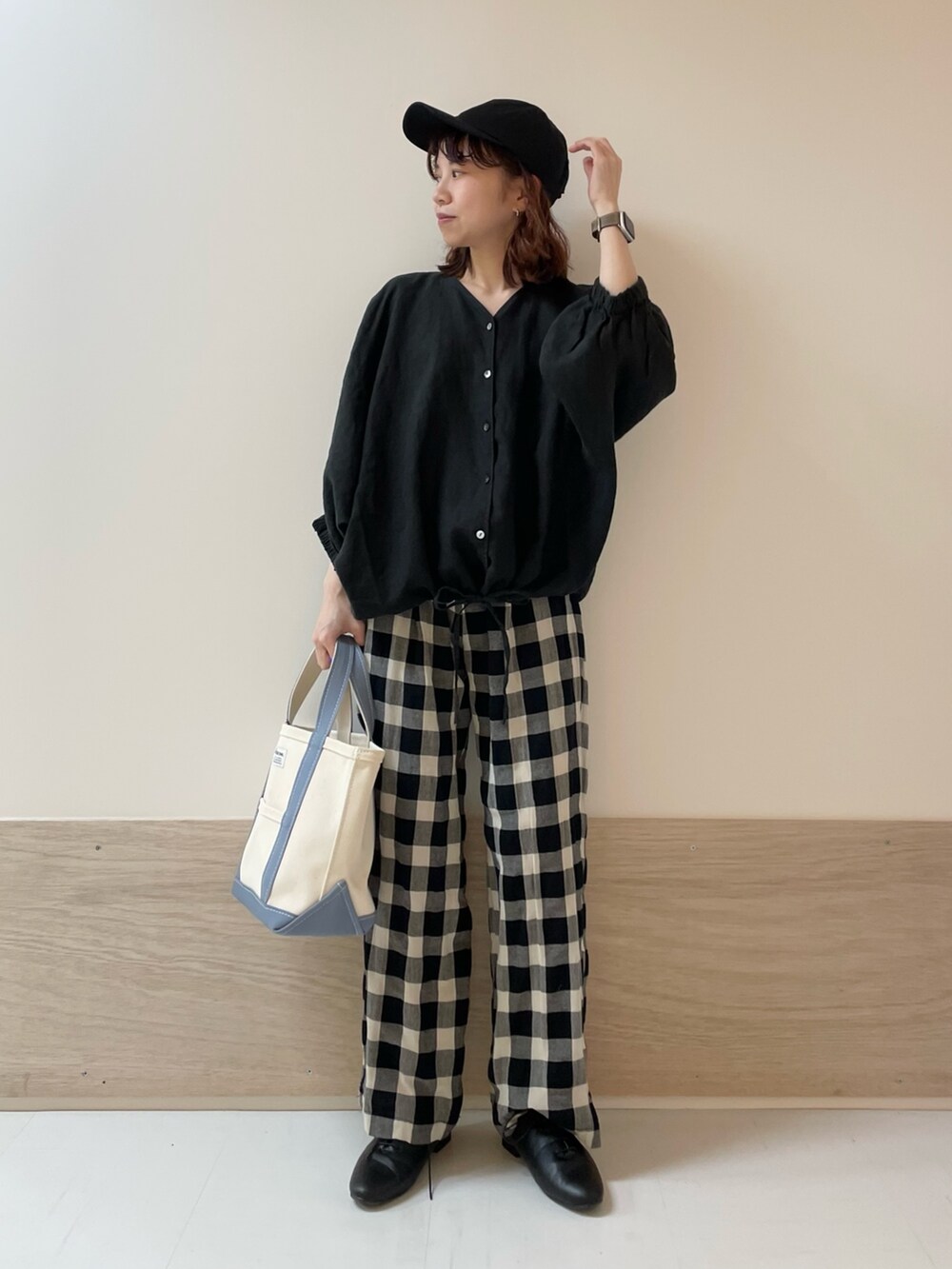 ブラック系のその他パンツ、ブラック系のその他シューズ、ブラック系のシャツ/ブラウスを着用したレディースの春コーディネートの2枚目の写真