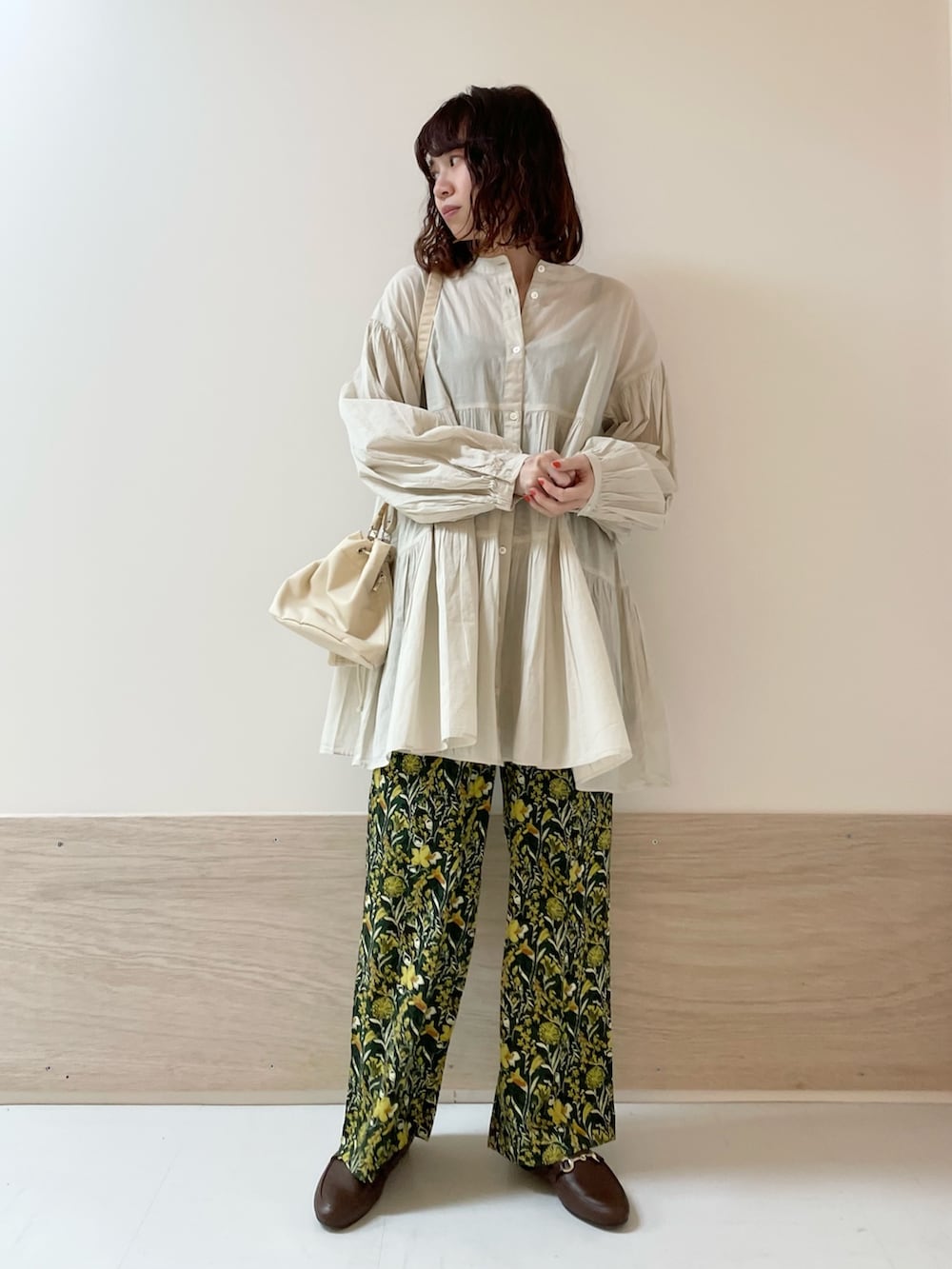 「URBAN RESEARCH DOORS、URBAN RESEARCH DOORS WOMENS、アーバンリサーチドアーズ、レイヤードスタイル、ティアードブラウス、花柄、花柄パンツ、シンプルコーデ、春のNewスタイル、大人カジュアル、春色、お出かけコーデ、休日スタイル、低身長、骨格ストレート」|「URBAN RESEARCH DOORSの撥水ミニショルダーバッグ(ショルダーバッグ、ベージュ系)」を使った、ホンダ マユさん(レディース・152cm)の春コーディネートの3枚目の写真