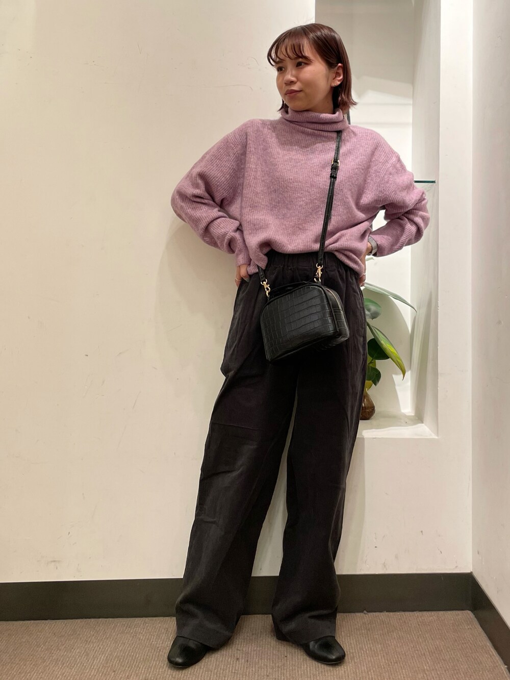 グレー系のその他パンツ、ブラック系のショルダーバッグ、パープル系のニット/セーターを着用したレディースの冬コーディネートの2枚目の写真