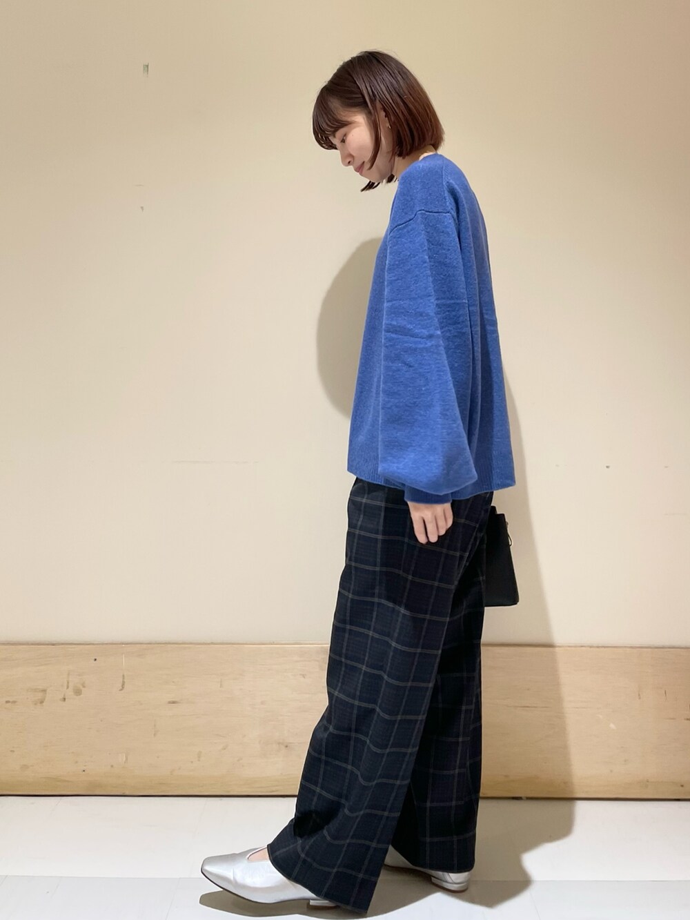 ブルー系のニット/セーター、ブルー系のその他パンツ、シルバー系のパンプスを着用したレディースの冬コーディネートの5枚目の写真