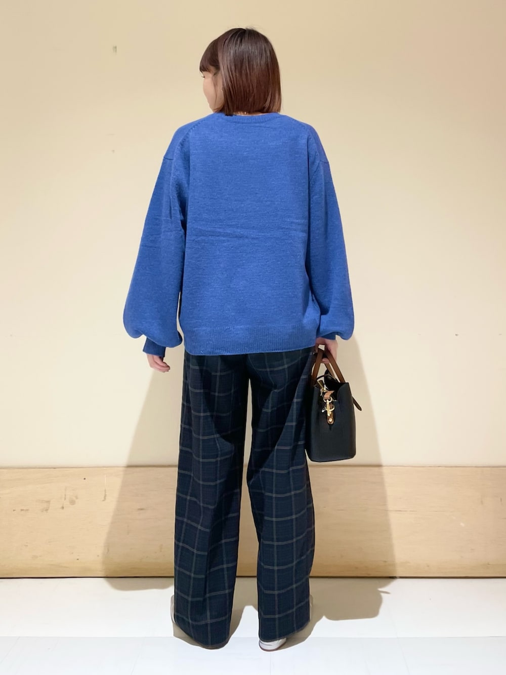 ブルー系のニット/セーター、ブルー系のその他パンツ、シルバー系のパンプスを着用したレディースの冬コーディネートの8枚目の写真