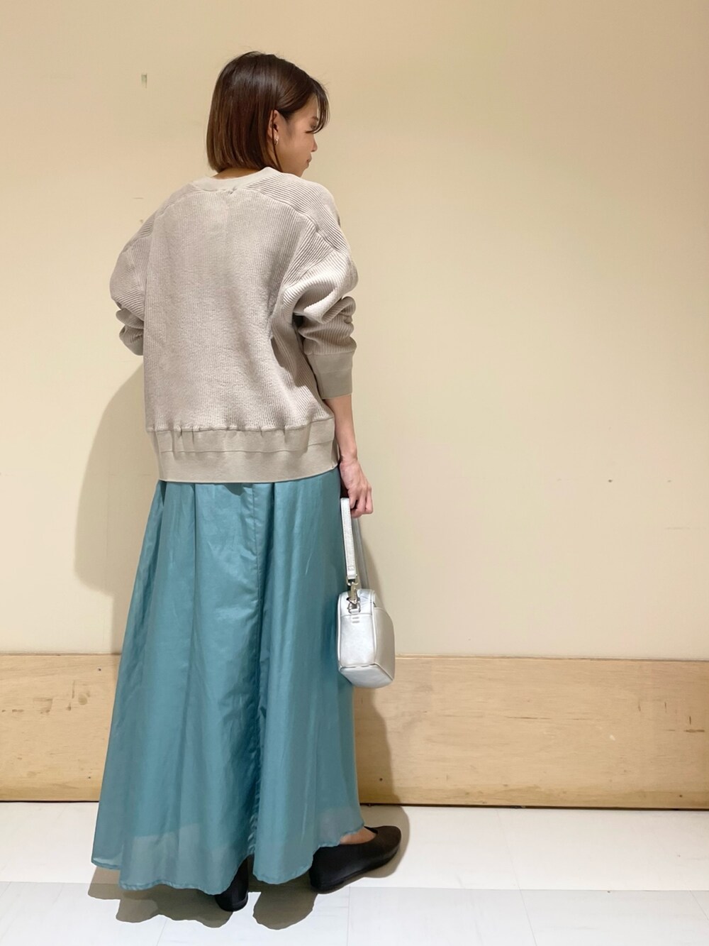 ブラック系のパンプス、シルバー系のショルダーバッグ、グレー系のカーディガン/ボレロを着用したレディースの夏コーディネートの7枚目の写真