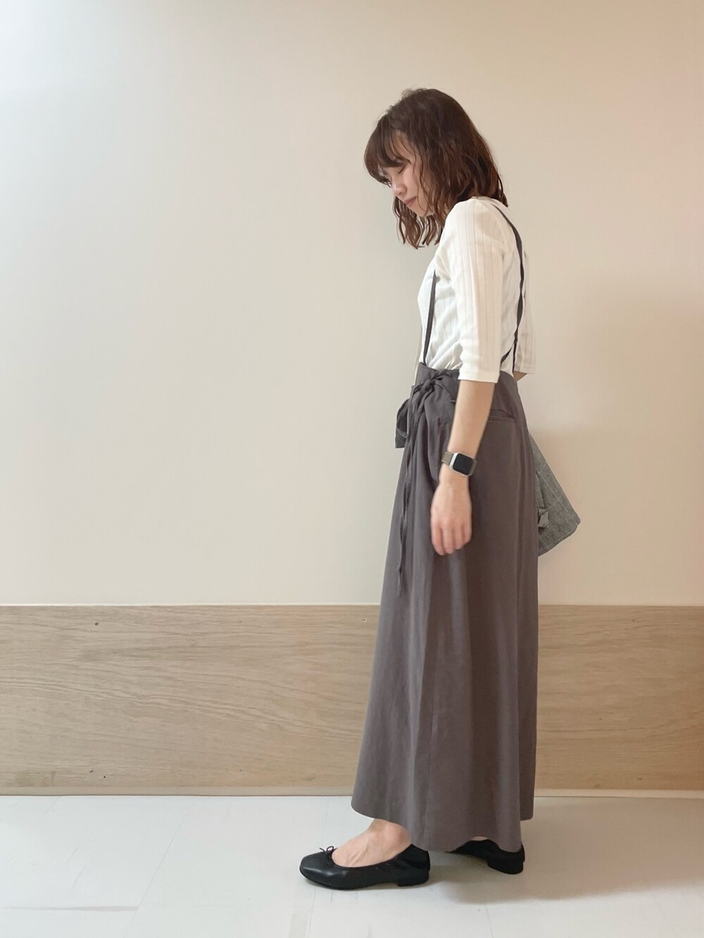 ホワイト系のTシャツ/カットソー、その他のその他アウター、ブラック系のバレエシューズを着用したレディースの春コーディネートの4枚目の写真