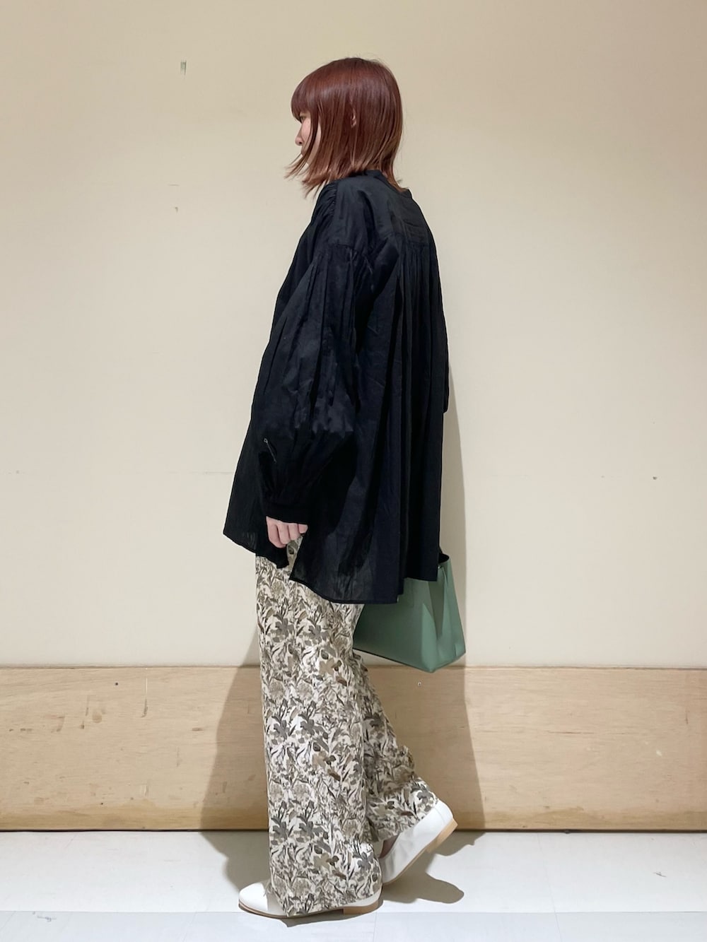 ブラック系のシャツ/ブラウス、ホワイト系のその他パンツ、ホワイト系のバレエシューズを着用したレディースの春コーディネートの5枚目の写真