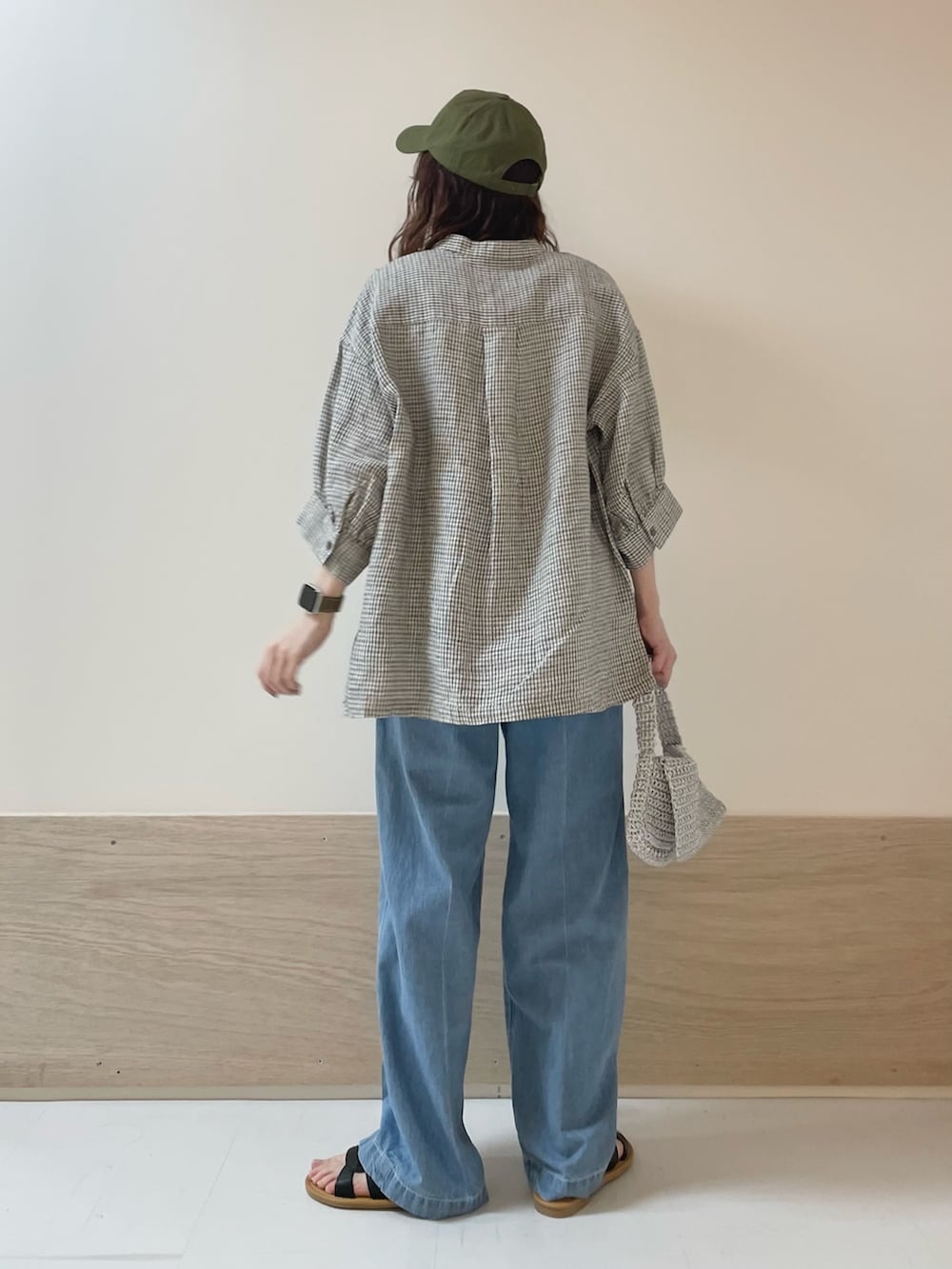 「URBAN RESEARCH DOORS、URBAN RESEARCH DOORS WOMENS、アーバンリサーチドアーズ、FORK&SPOON、チェックシャツ、リネン、リネンシャツ、デニム、春夏コーデ、お出かけコーデ、休日スタイル、カジュアルコーデ、キャップ、低身長コーデ、骨格ストレート」｜「URBAN RESEARCH DOORSのカッティングサンダル（サンダル、ブラック系）」を使った、ホンダ マユさん（レディース・152cm）の春コーディネートの9枚目の写真