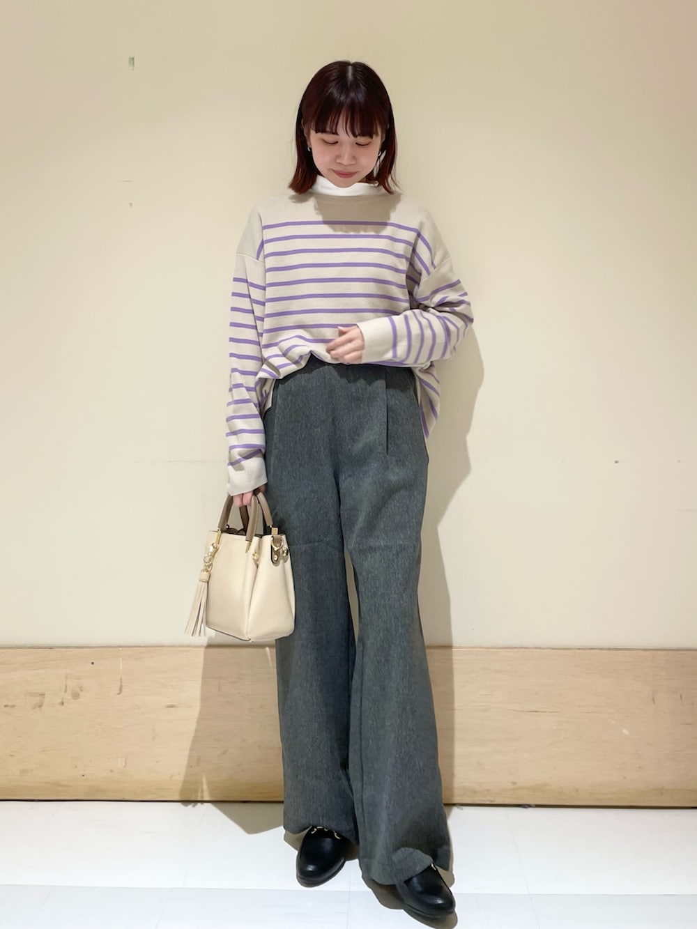 グレー系のその他パンツ、ホワイト系のTシャツ/カットソー、その他のニット/セーターを着用したレディースの冬コーディネートの2枚目の写真