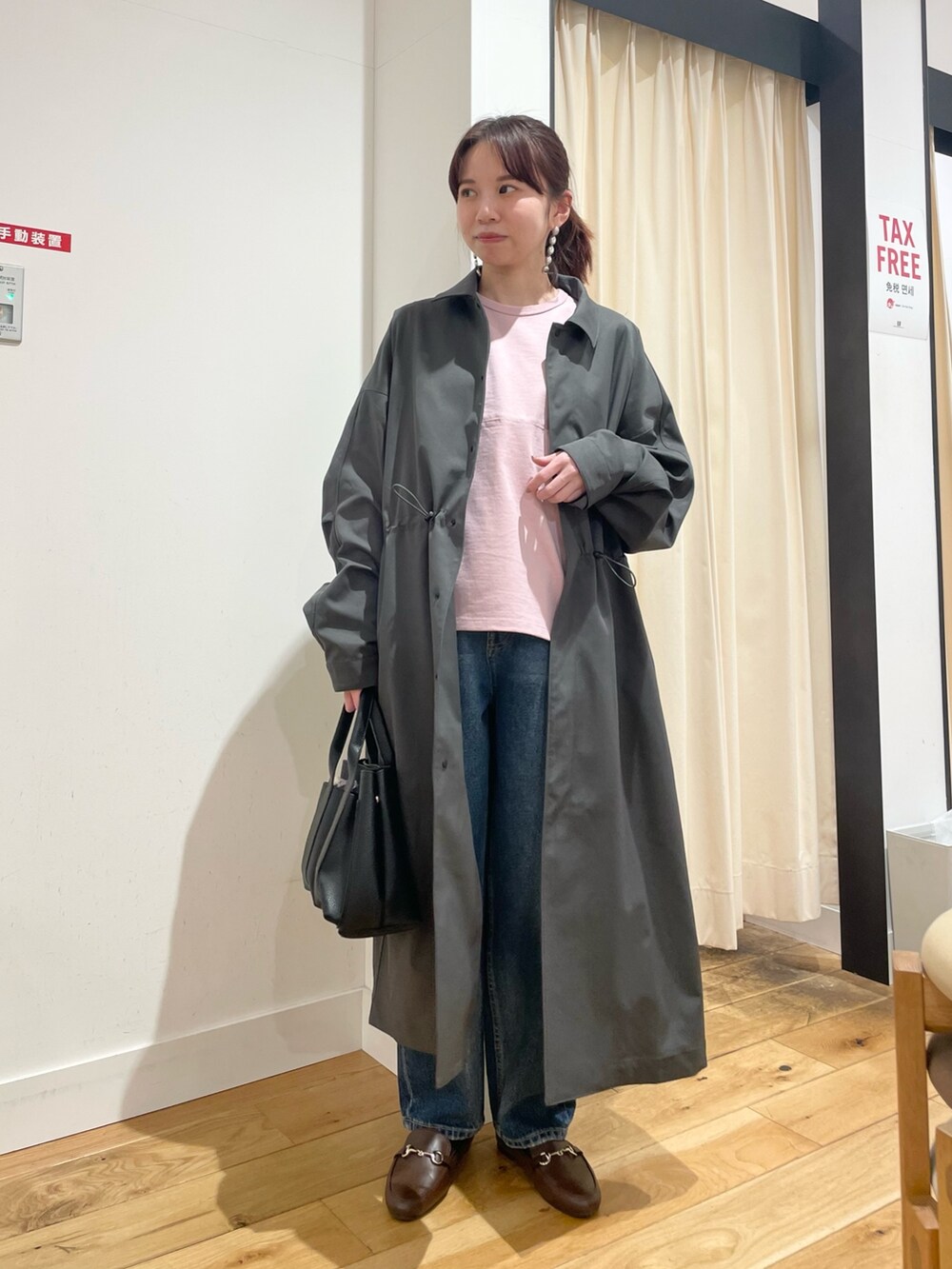 「URBAN RESEARCH DOORS、URBAN RESEARCH DOORS WOMENS、EKAL、春コーデ、春アウター、ピンク、デニム、ステンカラーコート、お出かけコーデ、休日スタイル、スポーツミックス、デートコーデ、低身長コーデ、低身長、骨格ストレート」｜「EKALのスプリットドルマンカットソー（Tシャツ/カットソー、ピンク系）」を使った、ホンダ マユさん（レディース・152cm）の春コーディネートの2枚目の写真