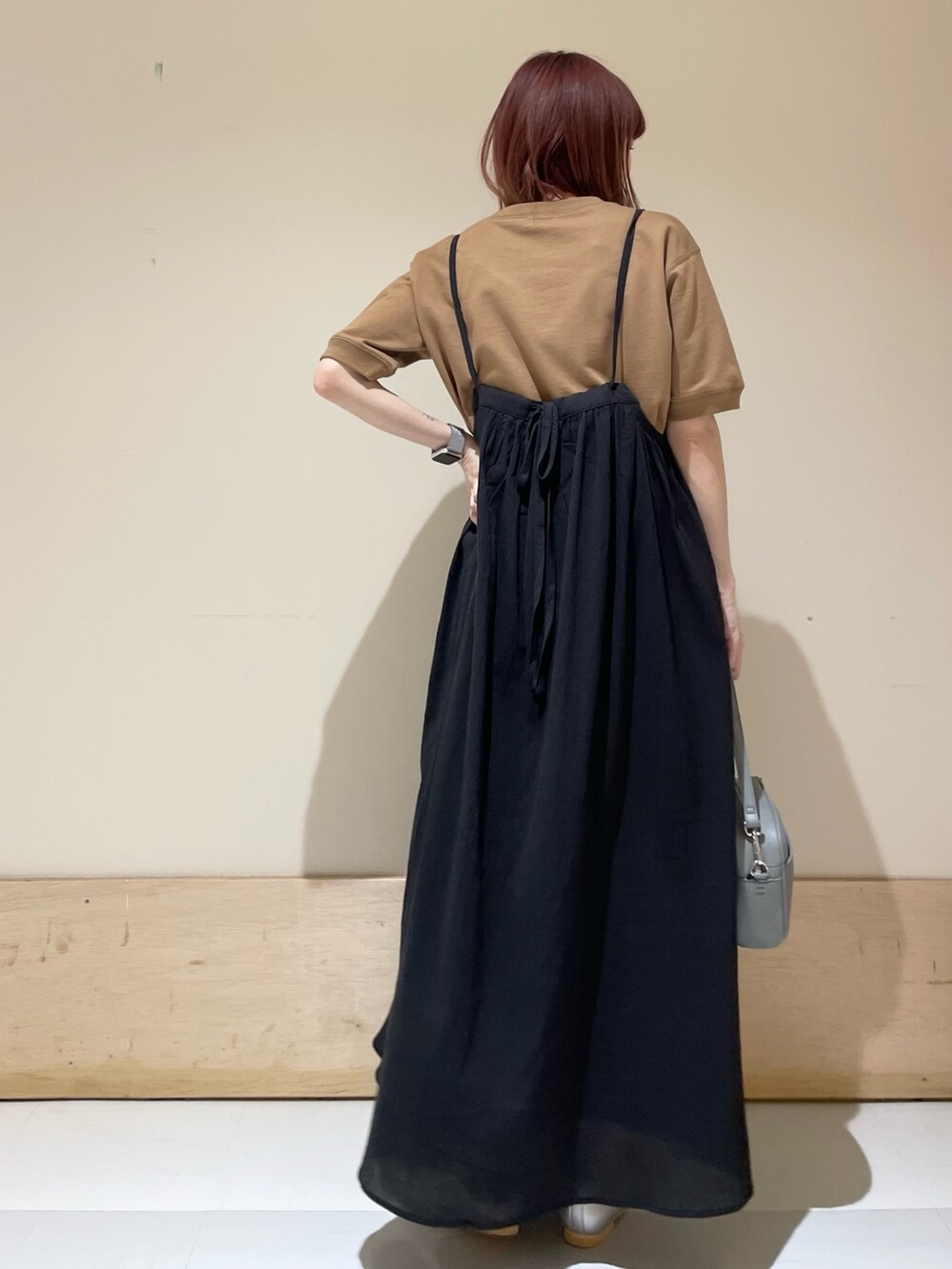 シルバー系のバレエシューズ、ブルー系のショルダーバッグ、ブラウン系のTシャツ/カットソーを着用したレディースの春コーディネートの6枚目の写真