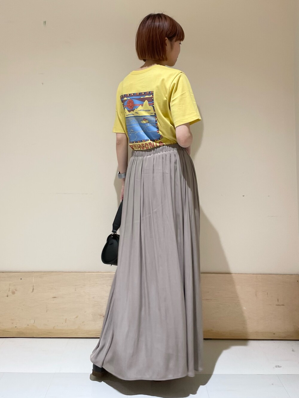 「URBAN RESEARCH DOORS、URBAN RESEARCH DOORS WOMENS、アーバンリサーチドアーズ、パタゴニア、patagonia、黄色、ロゴT、プリントT、ギャザースカート、ロングスカート、休日スタイル、初夏コーデ、カジュアルコーデ、大人カジュアル、低身長」｜「URBAN RESEARCH DOORSの2ストラップショルダーバッグ（ショルダーバッグ、ブラック系）」を使った、ホンダ マユさん（レディース・152cm）の春コーディネートの5枚目の写真