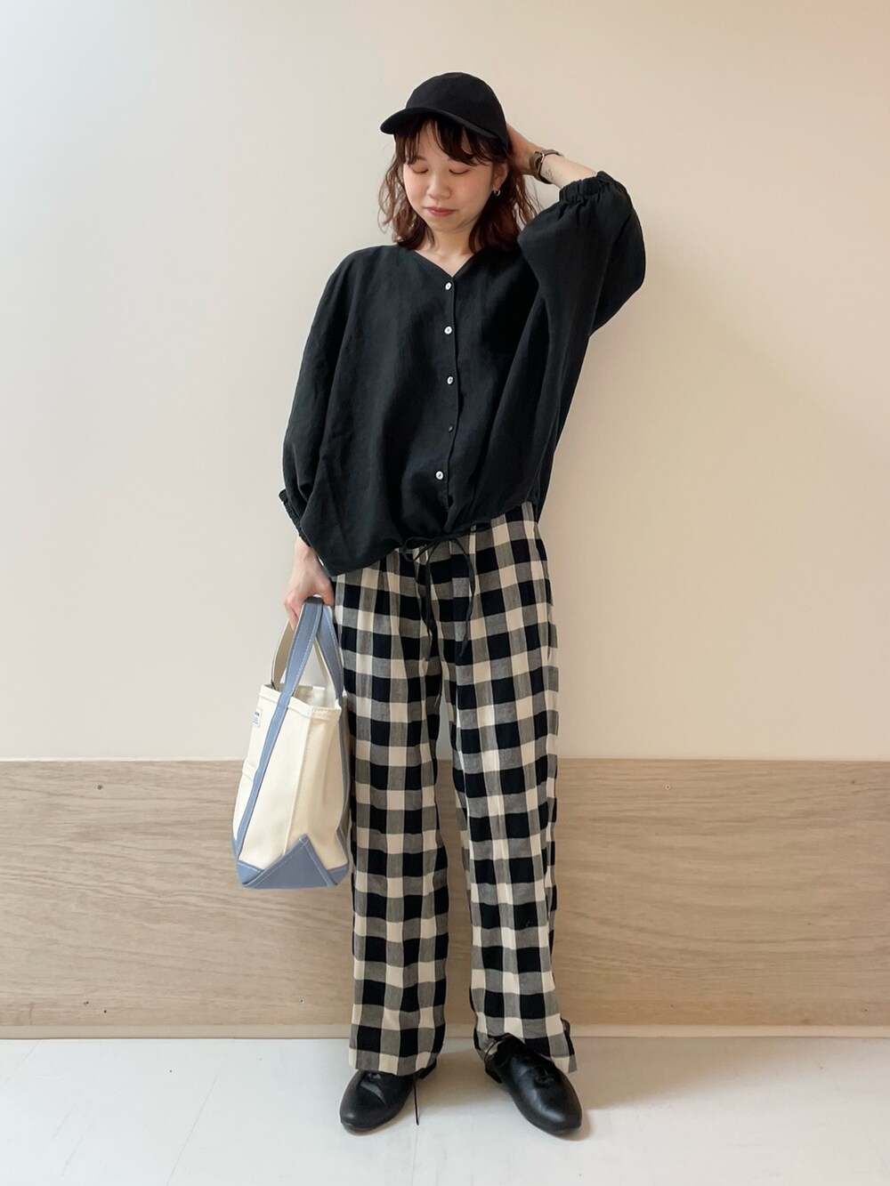 ブラック系のその他パンツ、ブラック系のその他シューズ、ブラック系のシャツ/ブラウスを着用したレディースの春コーディネートの3枚目の写真