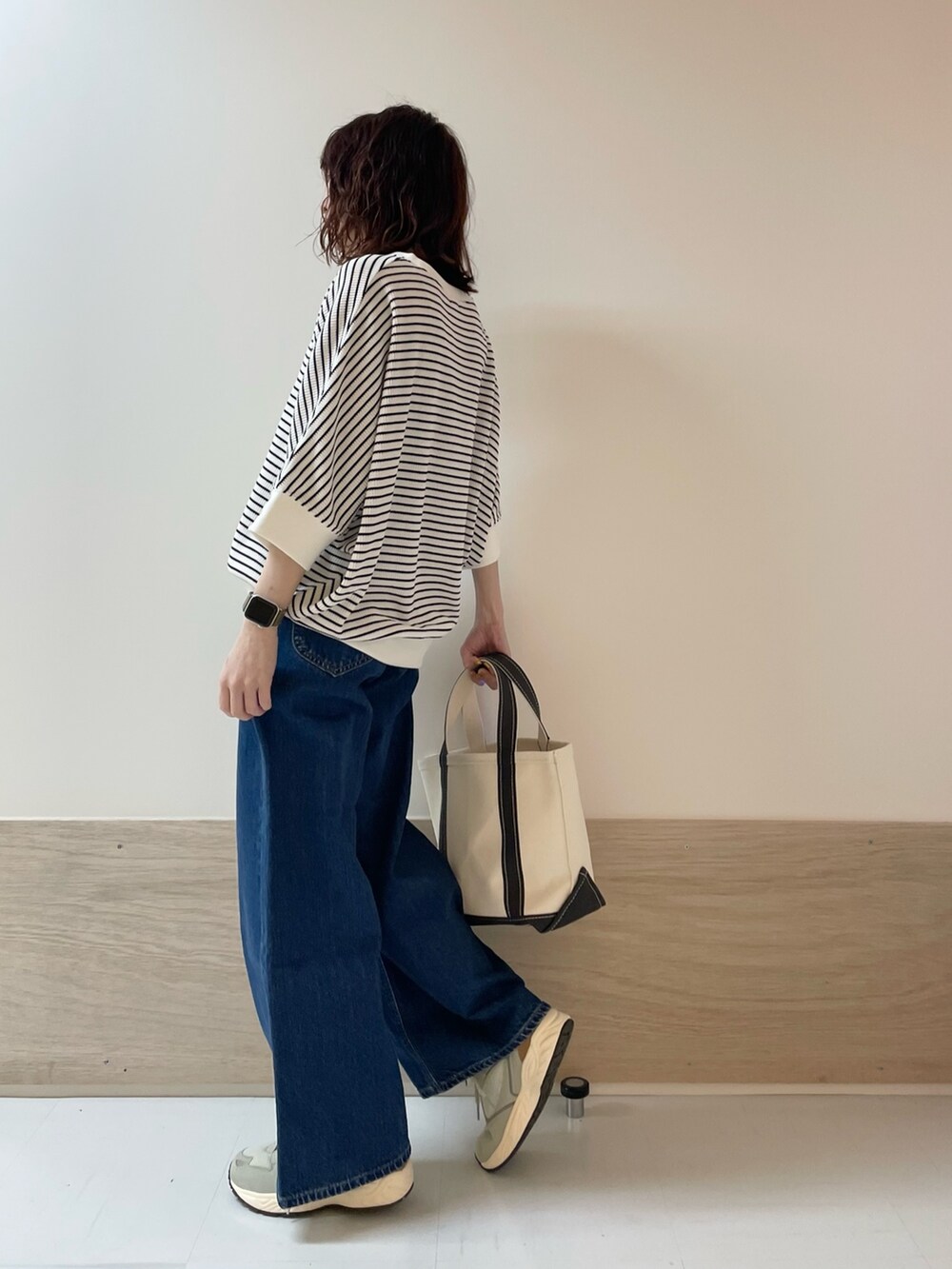 「URBAN RESEARCH DOORS、URBAN RESEARCH DOORS WOMENS、アーバンリサーチドアーズ、ボーダー、デニム、ワイドデニム、カジュアル、春夏コーデ、休日スタイル、お出かけコーデ、きれいめカジュアル、大人カジュアル、低身長、骨格ストレート、スポーツミックス」｜「URBAN RESEARCH DOORSのタックフライスワイドTシャツ（Tシャツ/カットソー、ホワイト系）」を使った、ホンダ マユさん（レディース・152cm）の春コーディネートの5枚目の写真
