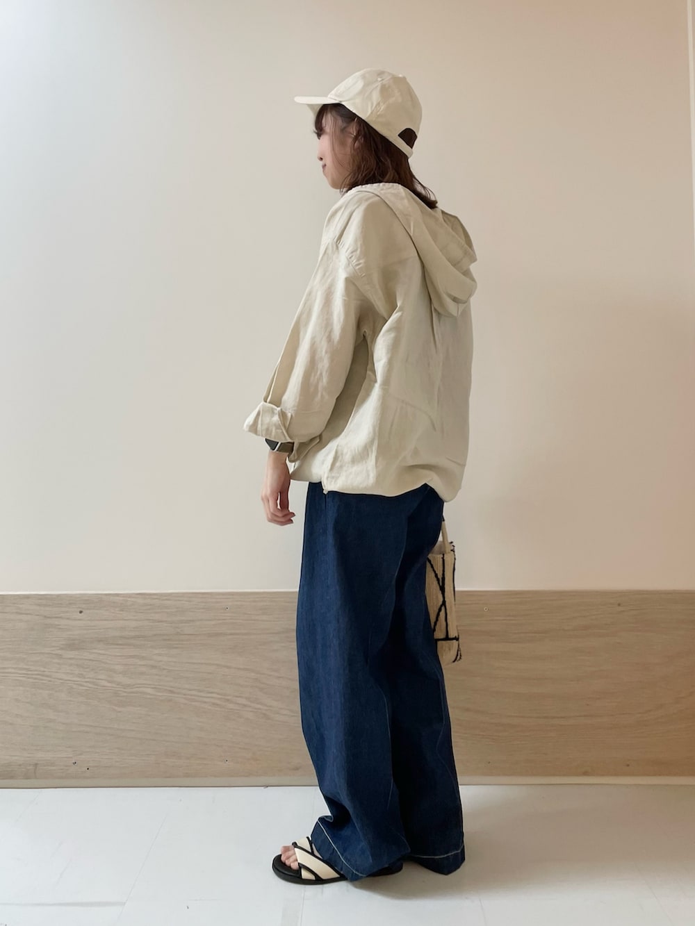 「URBAN RESEARCH DOORS、URBAN RESEARCH DOORS WOMENS、アーバンリサーチドアーズ、ラミー、ラミーブラウス、デニム、ワイドデニム、イージーパンツ、お出かけコーデ、休日スタイル、カジュアル、大人カジュアル、春夏コーデ、低身長、骨格ストレート」|「FORK&SPOONのFORK&SPOON 綿麻デニムパンツ(デニムパンツ、ブルー系)」を使った、ホンダ マユさん(レディース・152cm)の春コーディネートの4枚目の写真