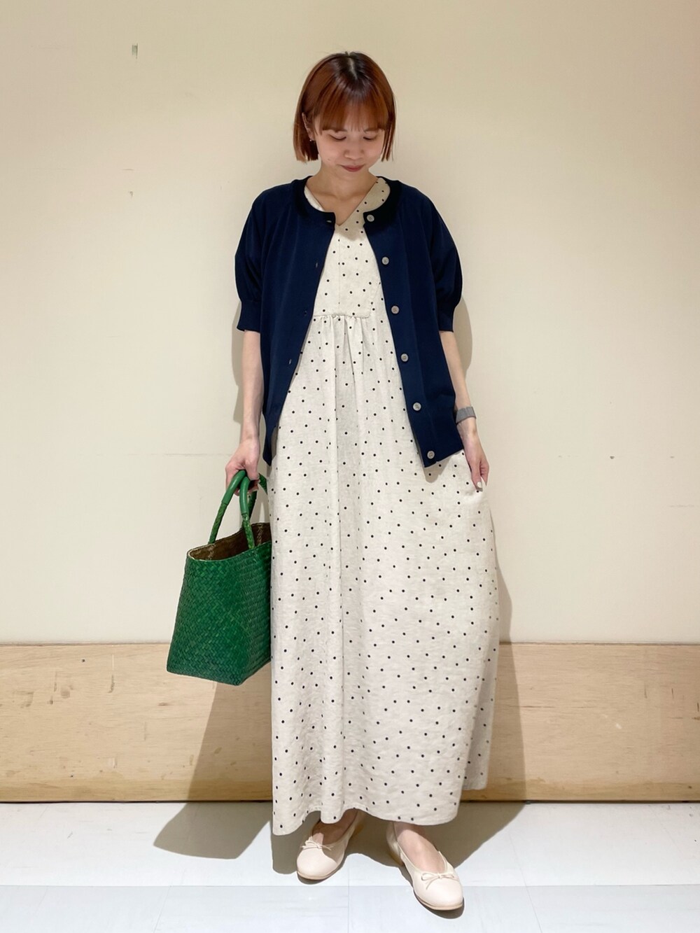 ベージュ系のワンピース、ブルー系のカーディガン/ボレロ、ピンク系のバレエシューズを着用したレディースの春コーディネートの3枚目の写真