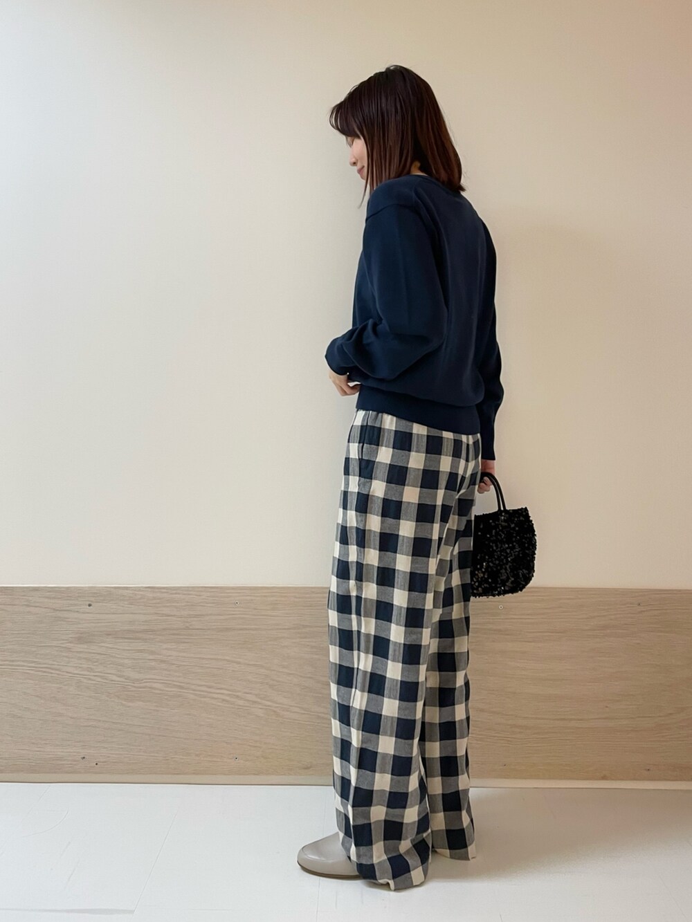 ブルー系のその他パンツ、ブルー系のカーディガン/ボレロを着用したレディースの春コーディネートの4枚目の写真