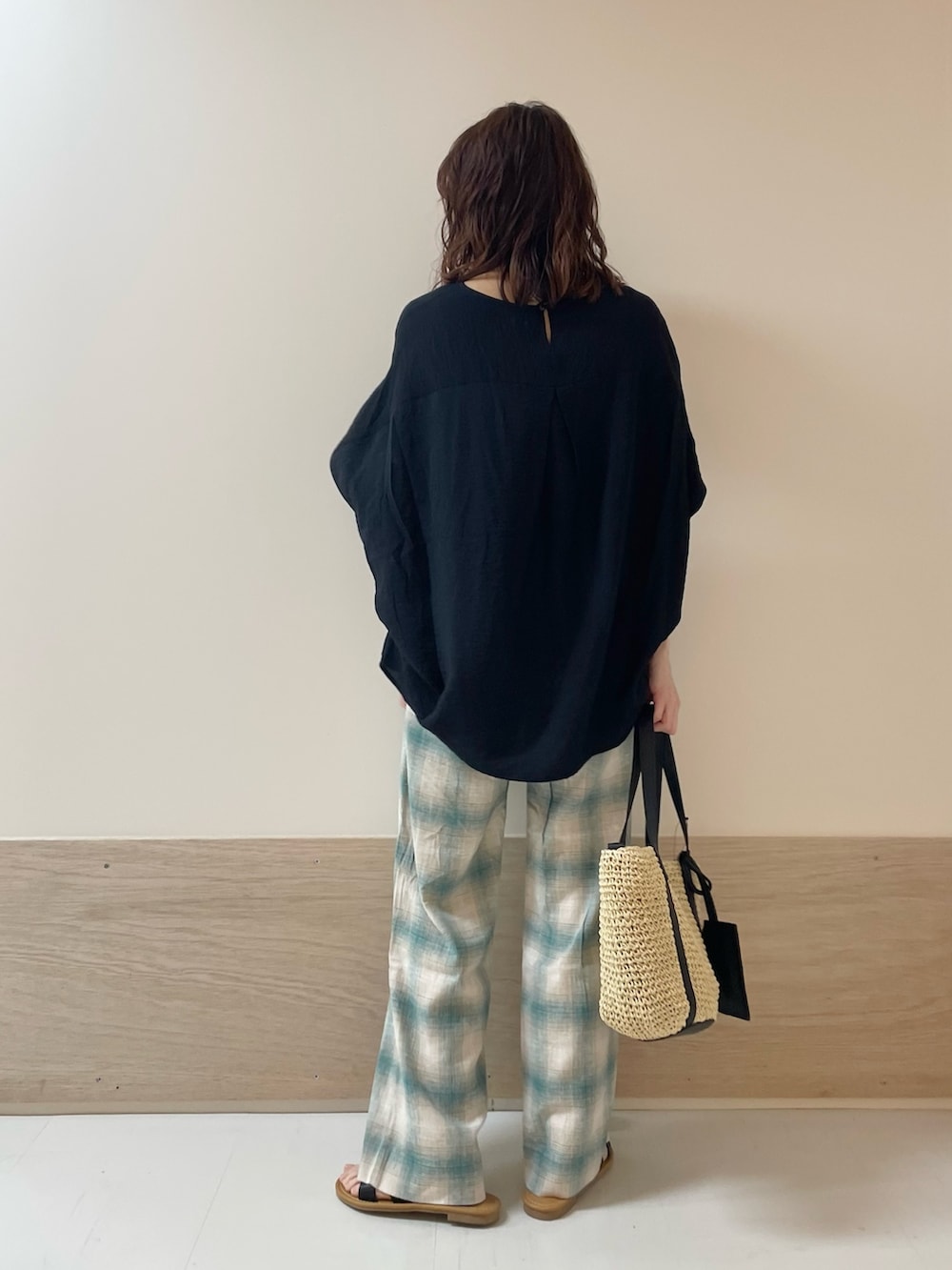 「URBAN RESEARCH DOORS、URBAN RESEARCH DOORS WOMENS、アーバンリサーチドアーズ、ブルー、チェック、チェックパンツ、ネイビー、きれいめカジュアル、大人カジュアル、シンプルコーデ、デザイントップス、サンダル、お出かけコーデ、低身長コーデ、骨格ストレート」｜「URBAN RESEARCH DOORSのコクーンシルエットブラウス（シャツ/ブラウス、ブルー系）」を使った、ホンダ マユさん（レディース・152cm）の夏コーディネートの7枚目の写真