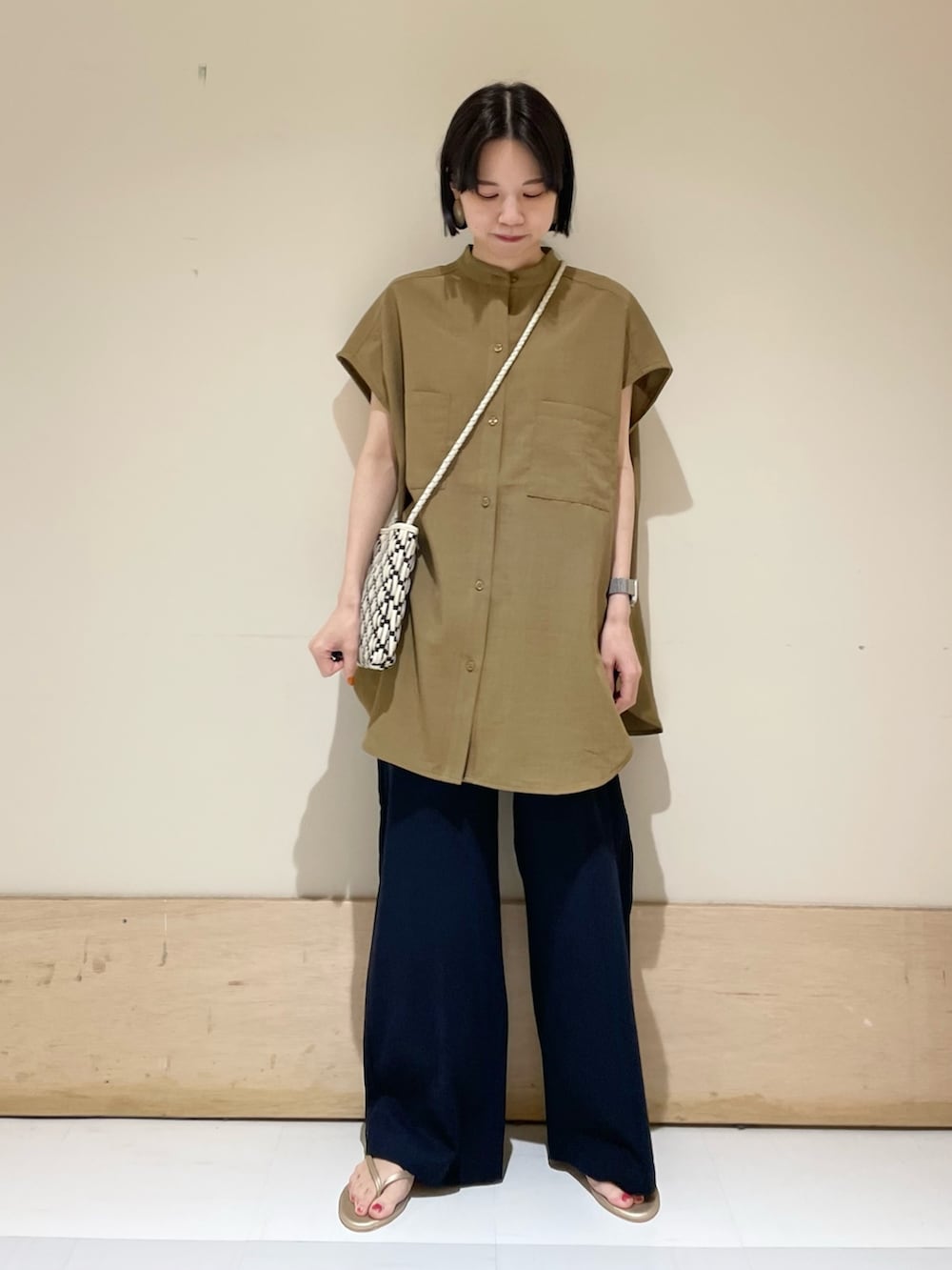 「URBAN RESEARCH DOORS、URBAN RESEARCH DOORS WOMENS、アーバンリサーチドアーズ、ビッグシルエット、ビッグシャツ、お出かけコーデ、きれいめカジュアル、夏コーデ、休日スタイル、春夏コーデ、サコッシュ、低身長、低身長コーデ、オトナカジュアル、骨格ウェーブ」|「URBAN RESEARCH DOORSのレーヨンコットンイージーパンツ(その他パンツ、ブルー系)」を使った、ホンダ マユさん(レディース・152cm)の夏コーディネートの3枚目の写真