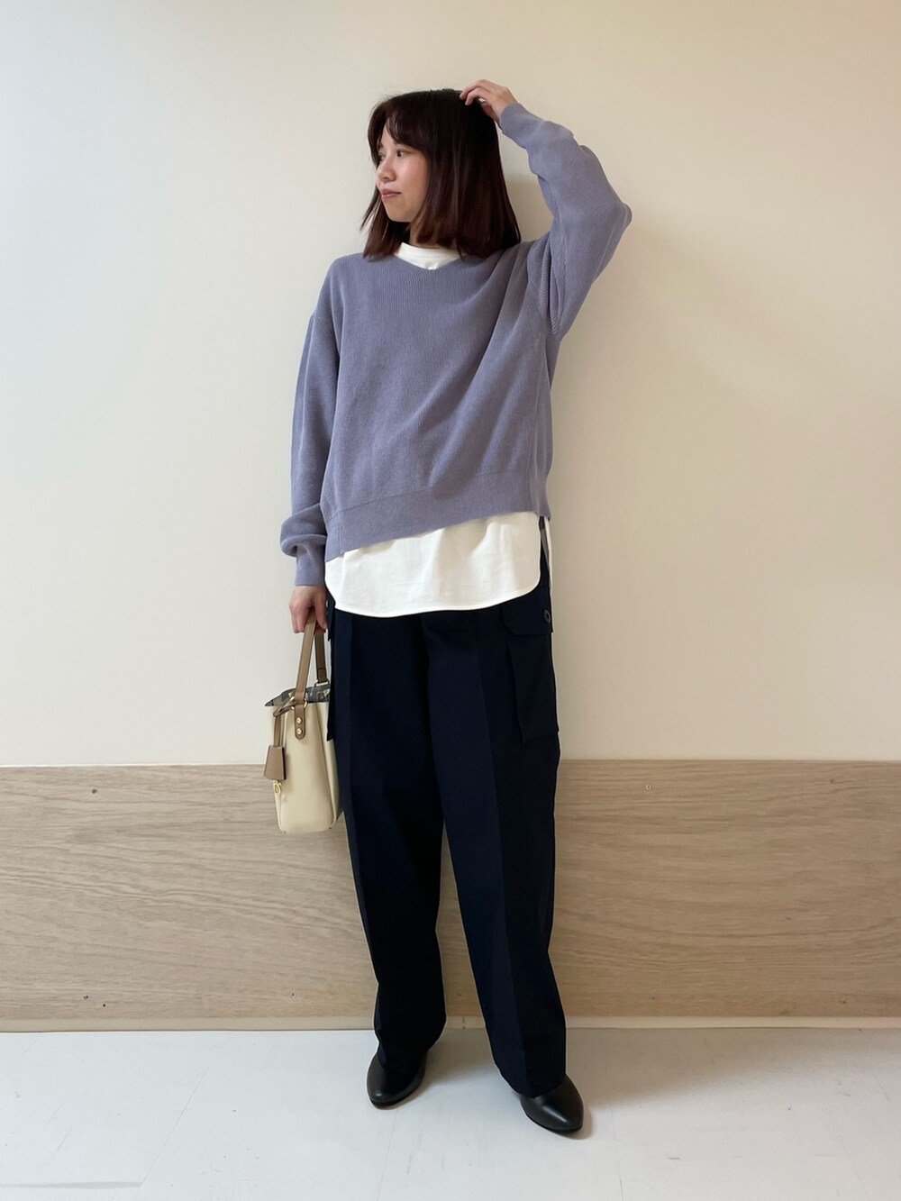 パープル系のニット/セーター、ホワイト系のTシャツ/カットソー、ブルー系のカーゴパンツを着用したレディースの春コーディネートの3枚目の写真