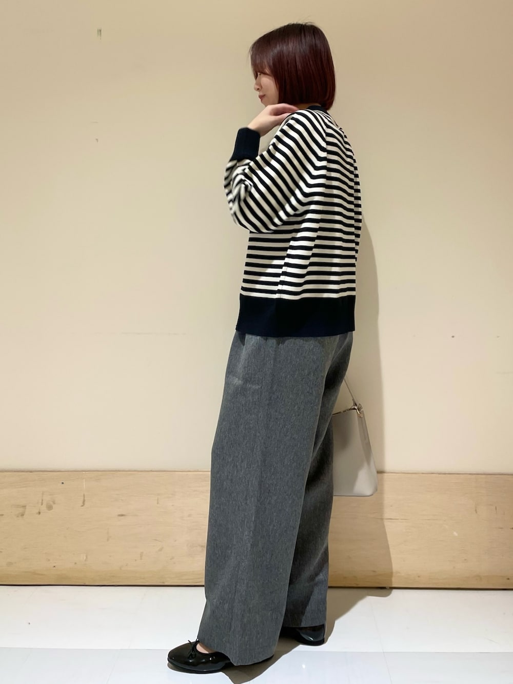 グレー系のその他パンツ、グレー系のハンドバッグ、ブラック系のパンプスを着用したレディースの秋コーディネートの4枚目の写真