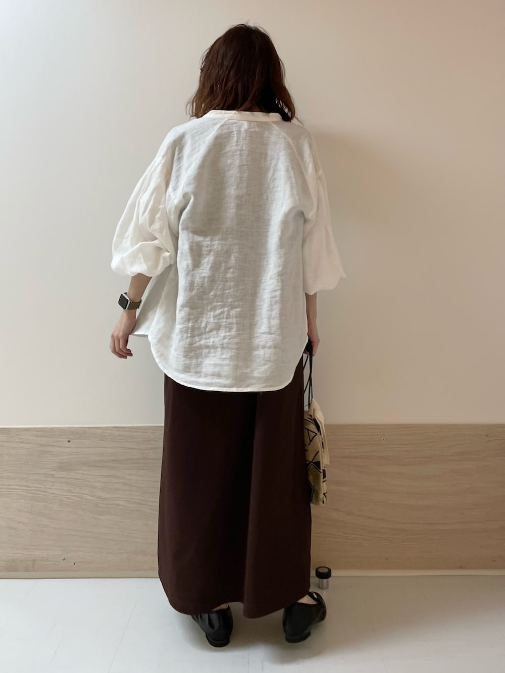 「URBAN RESEARCH DOORS、URBAN RESEARCH DOORS WOMENS、アーバンリサーチドアーズ、EKAL、タンクトップワンピース、ワンピース、ドライタッチ、リネン、リネンシャツ、大人カジュアル、お出かけコーデ、きれいめカジュアル、春夏コーデ、低身長、骨格ストレート」｜「URBAN RESEARCH DOORSのリネンタックボリュームスリーブブラウス（シャツ/ブラウス、ホワイト系）」を使った、ホンダ マユさん（レディース・152cm）の春コーディネートの6枚目の写真