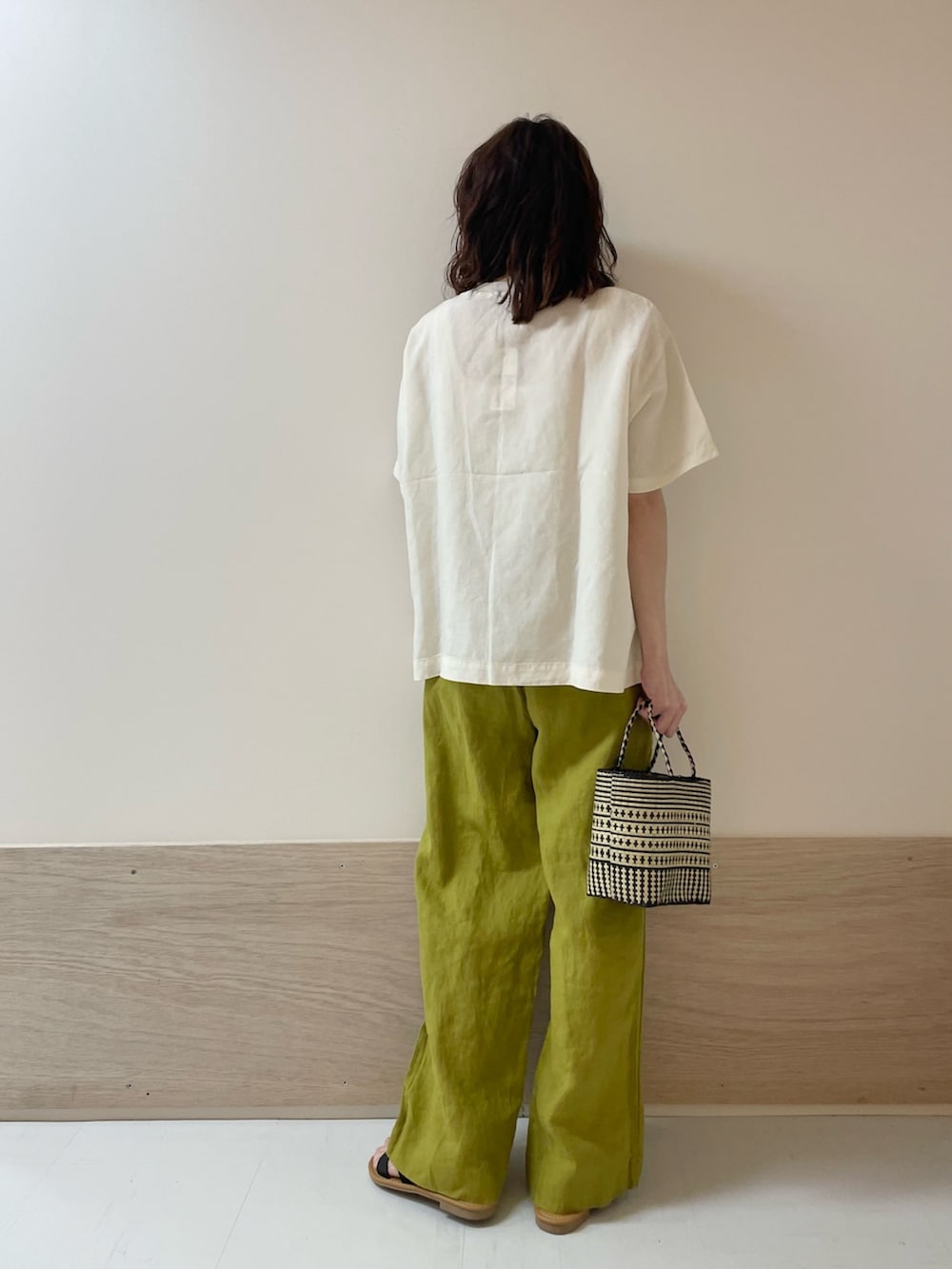 「URBAN RESEARCH DOORS、URBAN RESEARCH DOORS WOMENS、アーバンリサーチドアーズ、リネン、夏だ！Tシャツ着よう！、リネンパンツ、イージーパンツ、黄色、マスタード、リラックススタイル、夏コーデ、きれいめカジュアル、シンプルコーデ、お出かけコーデ、低身長コーデ」｜「URBAN RESEARCH DOORSのカッティングサンダル（サンダル、ブラック系）」を使った、ホンダ マユさん（レディース・152cm）の夏コーディネートの7枚目の写真