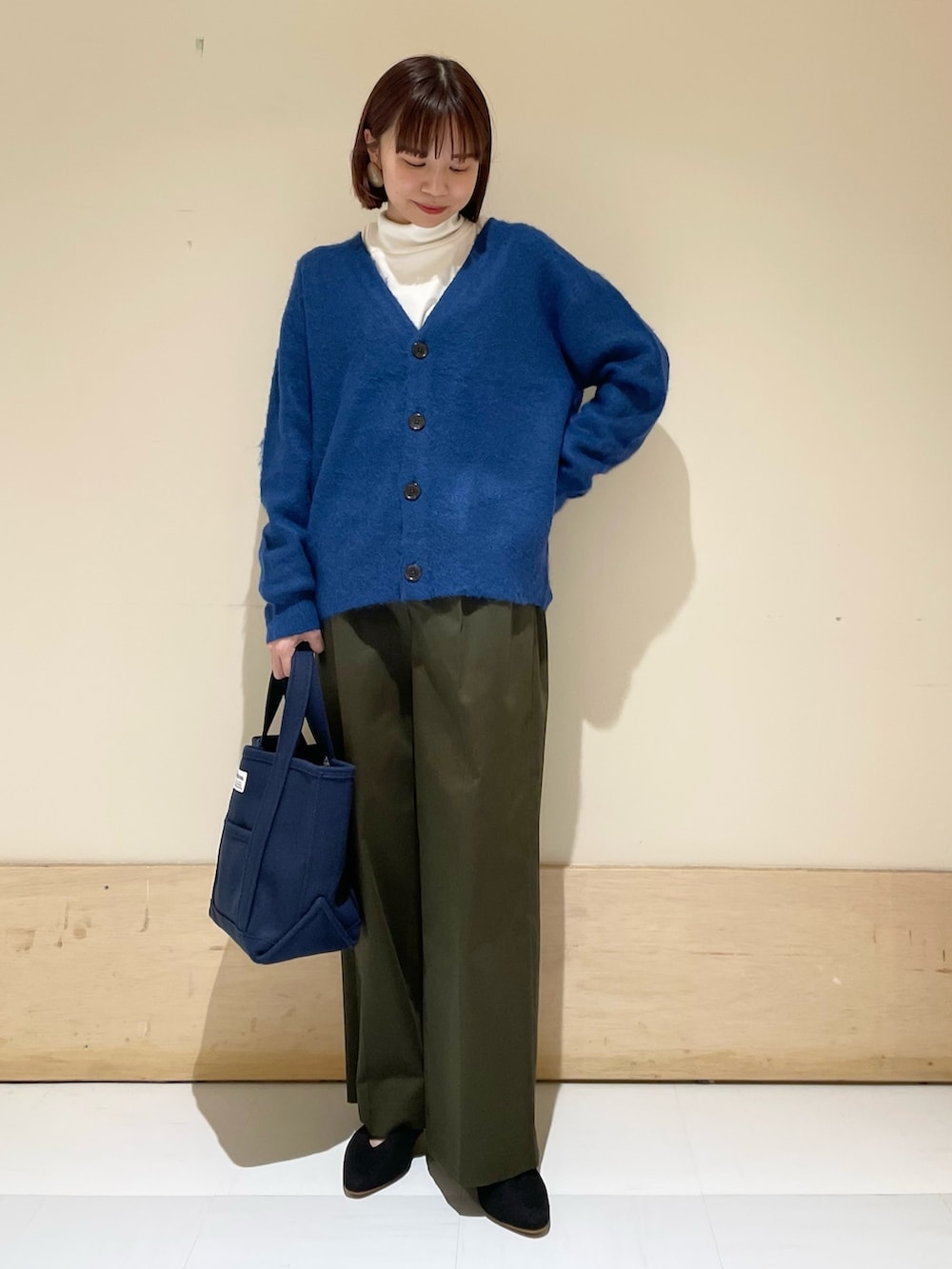 「URBAN RESEARCH DOORS、URBAN RESEARCH DOORS WOMENS、アーバンリサーチドアーズ、カーディガン、ブルー、モヘアニット、モヘアカーディガン、カーキパンツ、お出かけコーデ、きれいめカジュアル、タートルネック、秋冬コーデ、シンプルコーデ、休日スタイル、低身長」|「URBAN RESEARCH DOORSの『UR TECH』テレコタートルネックTシャツ(Tシャツ/カットソー、ホワイト系)」を使った、ホンダ マユさん(レディース・152cm)の秋コーディネートの2枚目の写真
